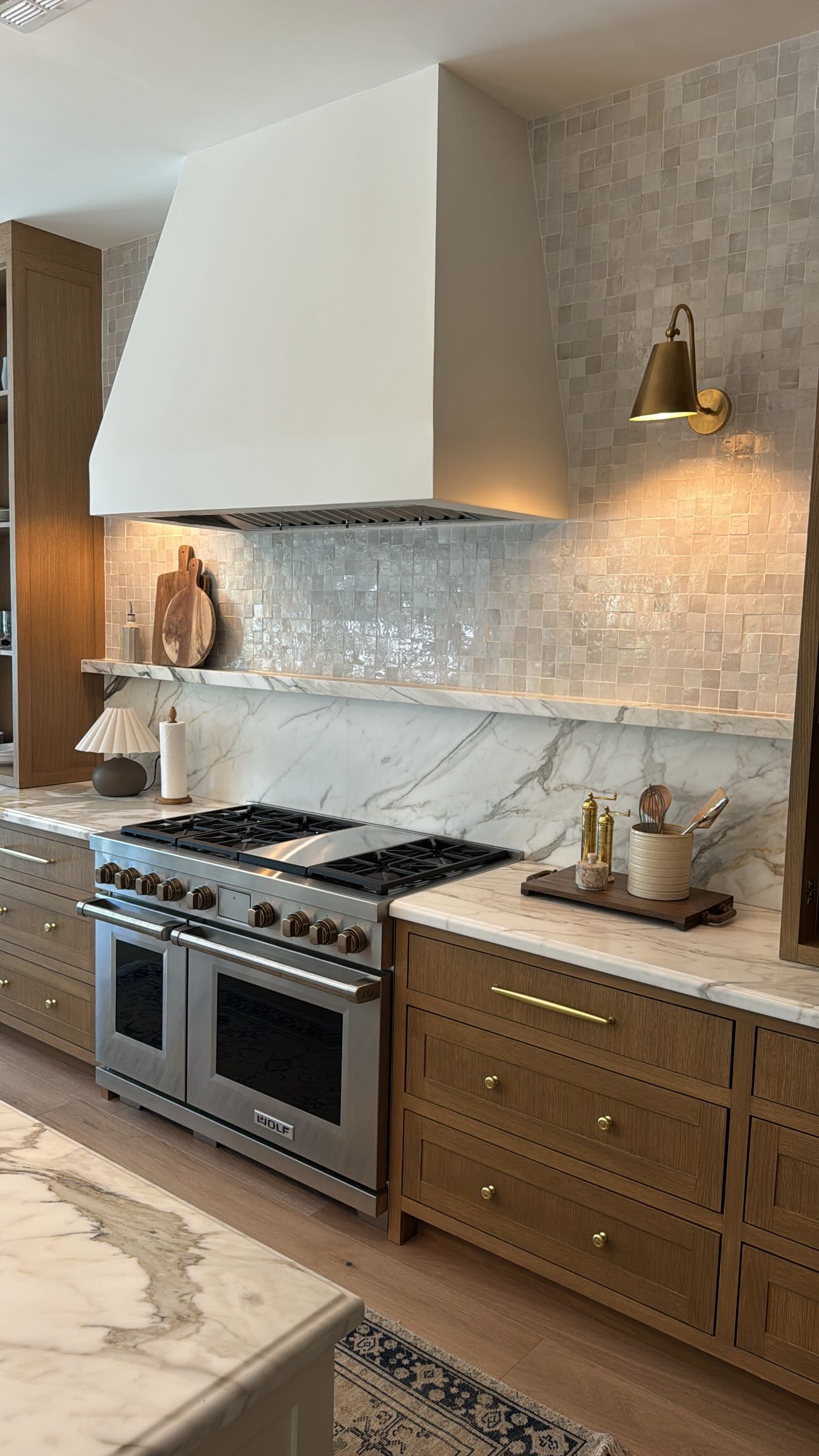 ✨ Sweetwater Project Reveal ✨
Some of our favorite designer details that brought this kitchen + pantry to life:
🤍 Cabinetry
• Perimeter: Oak, flush inset by @lvclosetdesign
• Island: @benjaminmoore Creamy White
🌊 Floors
• Grand Pacific “Fisherman’s Pier” @grandpacificflooring
✨ Surfaces
• Countertops: Calacatta Gold Marble (honed) from @riostones_
• Backsplash: 22” Glossy Zellige Mosaic in Blanc from @bedrosianstile
🛠️ Built with care by @vegasremodelsllc
Which element would you take into your own kitchen—oak cabinetry, creamy island, or zellige backsplash? 👀👇