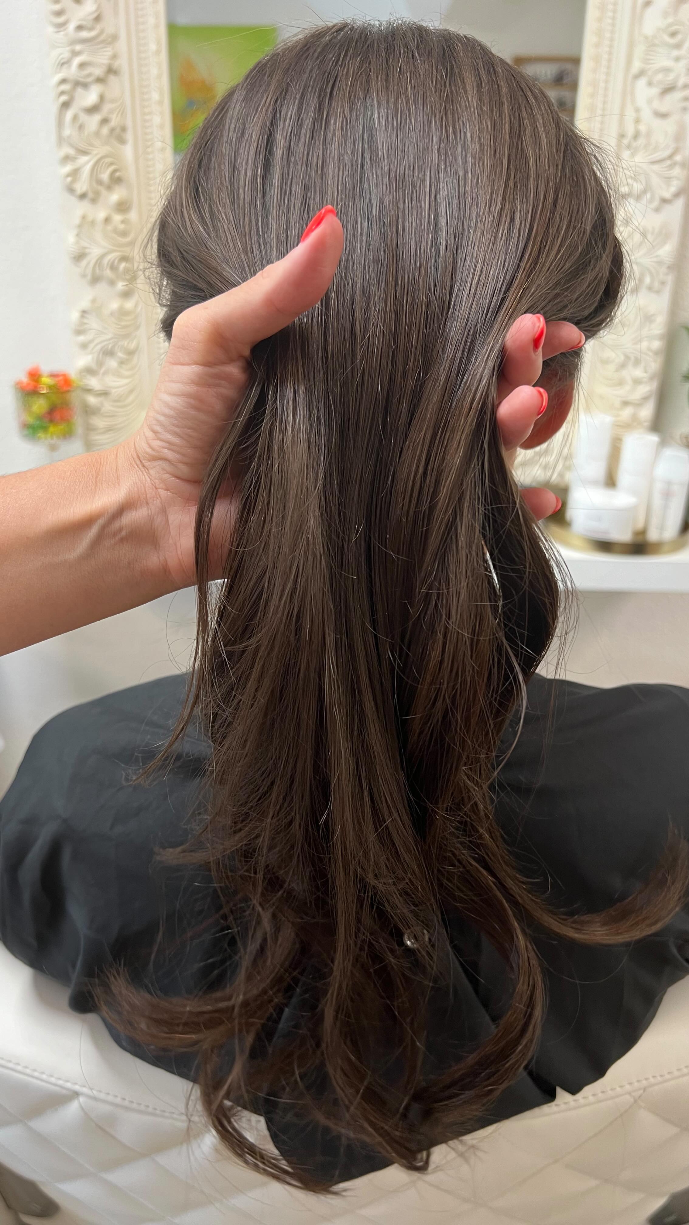 Hast du feine, kraftlose Haare?
Du wünschst dir Fülle, Länge oder einfach nur wieder ein gutes Gefühl beim Blick in den Spiegel?
Ich verstehe dich – und genau da komme ich ins Spiel.
Mit über 20 Jahren Erfahrung, einem feinen Gespür für Haarqualität und modernen Techniken wie der sanften Tressentechnik, zaubere ich dir den Look, der zu dir passt. 🌿
✨ Geh jetzt direkt auf “Online buchen” → wähle “Beratungstermin”
Oder schreib mir einfach per DM oder WhatsApp – und wir schauen gemeinsam, wie auch DU dich wieder in dein Haar verliebst 💖
Weil jedes Haar mehr verdient hat, als nur „okay“ auszusehen.
Bei uns geht’s ums Verwöhnerlebnis mit Ergebnis ✨
📍Bel Hair
Rosenstrasse 6
8700 Küsnacht
#belhairküsnacht #extensionszürich #feinehaarehilfe #haareverlängerungzürich #haarlifting #luxuryhair #sichtbarkeitfürdich #verwöhnerlebnis #wunschkunden #haarpflegeexpertin #haartippsvomprofi #traumhaare #mehrfülle #glamourmoments #hairmagic