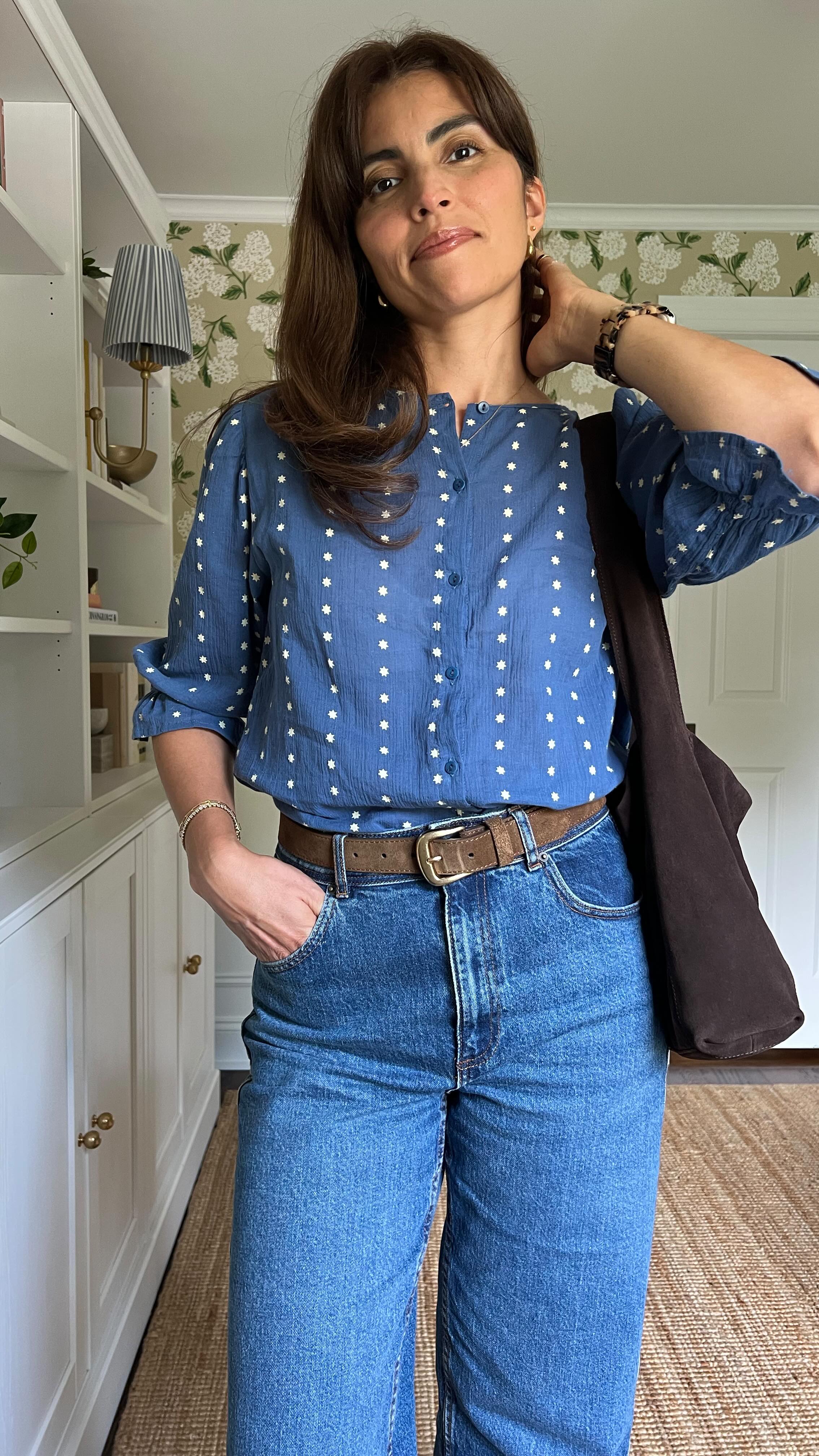 Happy cozy season! Still too hot for sweaters but we can transition our wardrobe with suede accessories. Suede is the perfect texture for this time of year. Visually it projects warmth and elevates any basic outfit.
.
.
¡Feliz Otoño! Todavía hace demasiado calor para suéteres, pero podemos hacer la transición de nuestro armario con accesorios de gamuza. El ante es la textura perfecta para esta época del año. Visualmente, proyecta calidez y eleva cualquier atuendo básico.#sezanelovers #functionalwardrobe #transitionalstyle #falloutfitinspo #shopyourcloset #stylewithless