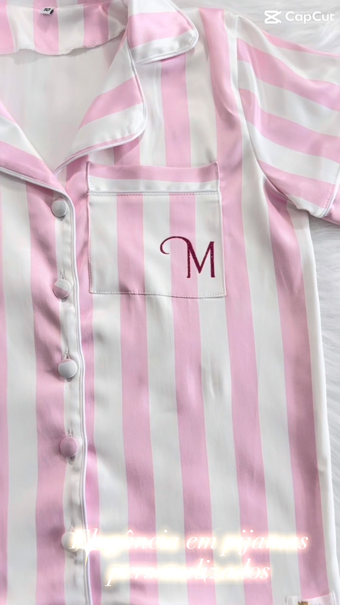 Pijamas em Cetim, super confortáveis e charmosos.
Excelente para aquele presente exclusivo e personalizado para alguém especial.
#pijamalistrado #pijamavs #pijamaconfortavel #pijamaamericano #pijamaalfaiataria #exclusivo #festadopijama #festadossonhos