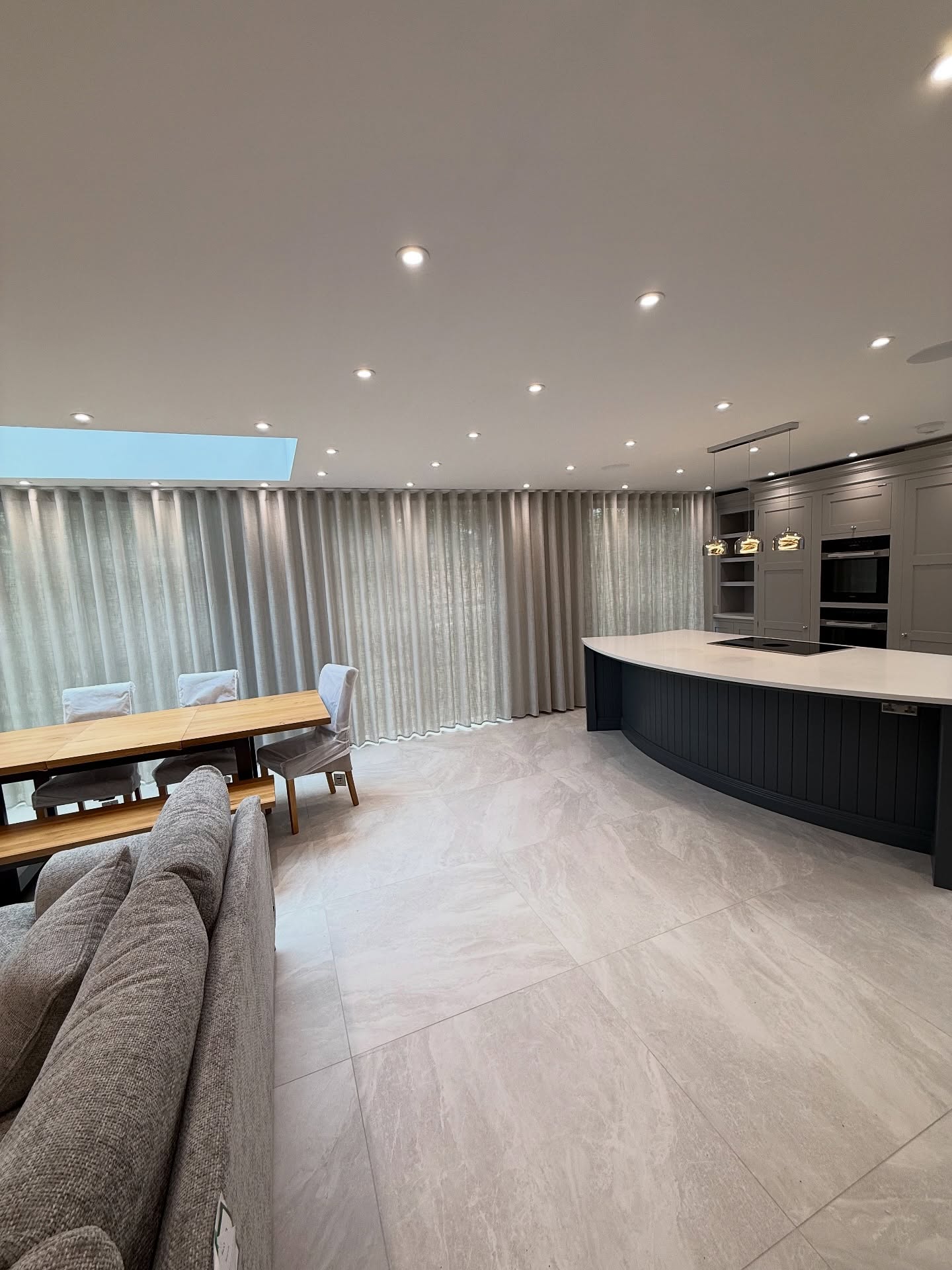 Motorised Wave Voiles in this fantastic kitchen designed and installed by @tomhowleykitchens 👌🏻
.
.
.
#shuttersliverpool #madetomeasure #windows #windowtreatments #merseyside #Liverpoolblinds #Liverpool #wirralinds #liverpoolshutters #blindsliverpool #maghullblinds #project #shutters #liverpoolroofblinds #windows #interiordesigner #childwall #northwest #kitchen #foryou #foryoupage #interiordesign #bespoke #curtains #fyp