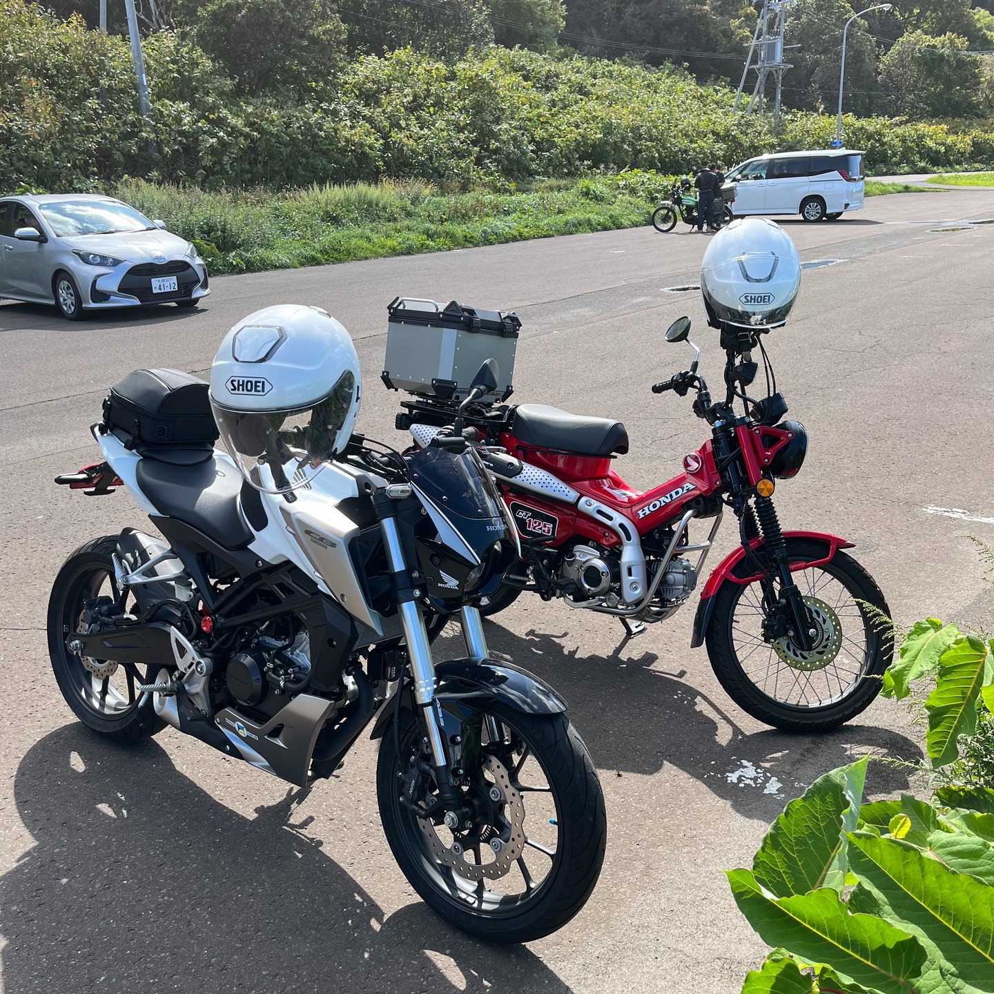 2025年9月25日
今週のお休みに常連様Kさんとバイクツーリングに行って来ました(^O^)
目的地は留萌のお寿司屋さん。
留萌にお寿司食べに行こ~!!と活きこんだのですが、オロロンラインまで来たら留萌方面の雲が真っ黒。
諦めて逆方向の積丹半島を1周することになりました。
手前の白いバイクが私のCB、奥の赤いバイクがKさんのハンター。
同じ125CCで、なぜかメットもお揃いでしたw
海を眺めながら風を切り走るのは最高です!
良い思い出となりました(^O^)
Kさん、ありがとうございま~す!!
また行きましょうね~(^O^)/