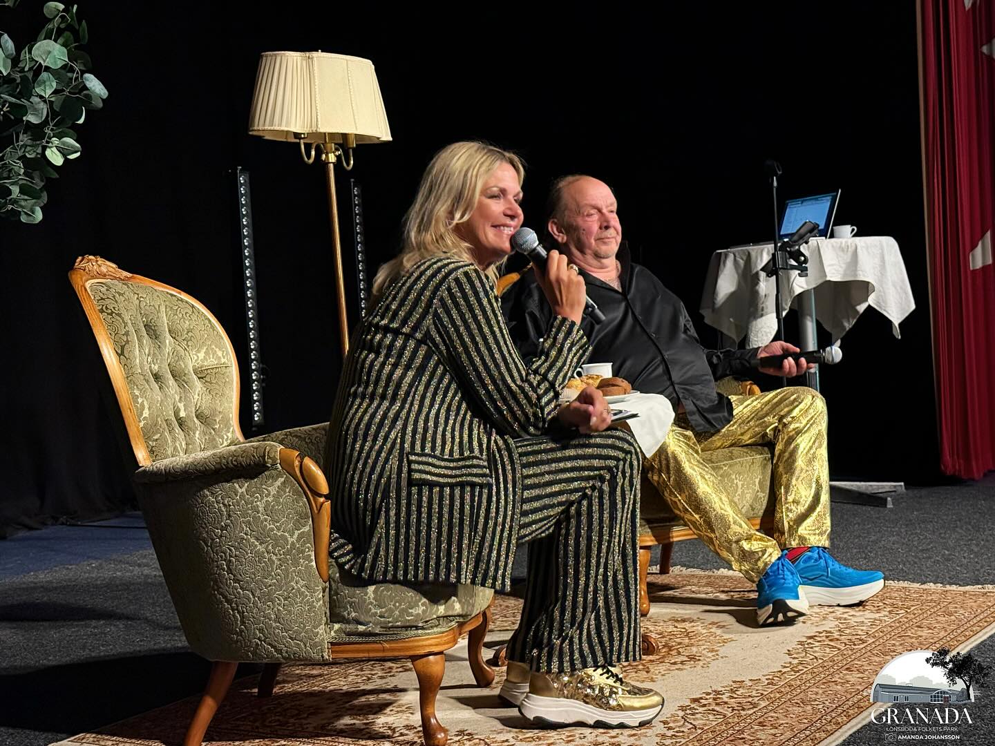 Ett evenemang gjort med hela hjärtat - TACK, fina publik, Olle Jönsson, Jessica Persson, ljud & ljus-krille & vår allra bästa personal ☕️💛
Tack till @cafekronan som lånade ut sina fåtöljer till oss. Tack också till alla ni som sponsrat oss: @lnt_jarn, @timotej.blommorochinredning, Coop i Lönsboda & @gullisinsta.
På återseende 26/11 med Thomas Petterson.
Boka på: 076-006 79 09 📞
#granadalönsboda #folketspark #lönsboda #kaffekalas #ollejönsson #jessicapersson