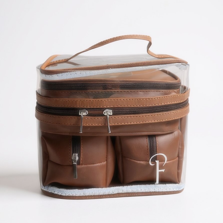 Nossas frasqueiras cristal com 3 necessaries são ótimas para suas viagens e deixar tudo organizado!
São diversas cores disponíveis.
#personalizados #necessairepersonalizada #kitnecessaire #organizadores