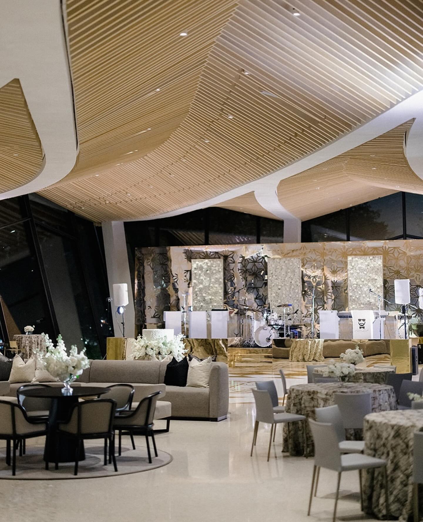 Subtle touches, stunning results.
VENDORS:
Planning + Design: @jessikamccuinweddings
Production Design & Custom Rentals: @cae_lr
Floral Design: @tanarahluxefloral
Photography: @cameronandelizabeth
Venue: @arkmfa
Rentals: @eventology_us
Entertainment: @jordankahnorchestra
Live Artist: @watercolorsbykorry