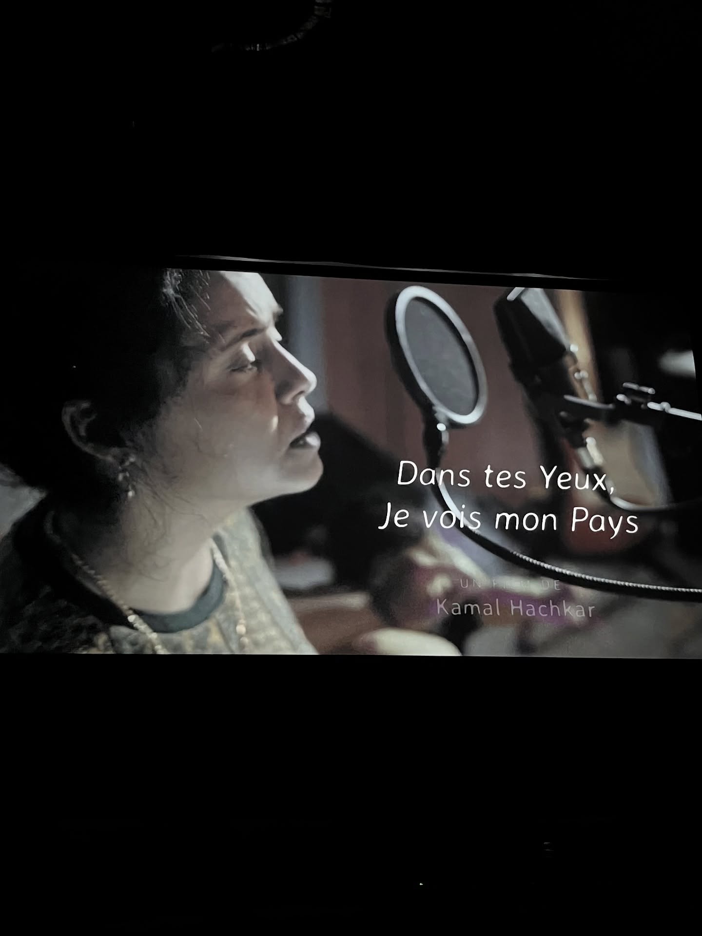 « Dans tes yeux je vois mon pays » est une invitation à écouter l’autre, se reconnecter à ses racines et continuer à croire que la musique peut guérir les blessures de l’exil🌸Merci à @kamal.hachkar @alif.alef_initiative @aouizeratyael@sofiadouieb@luckreisman