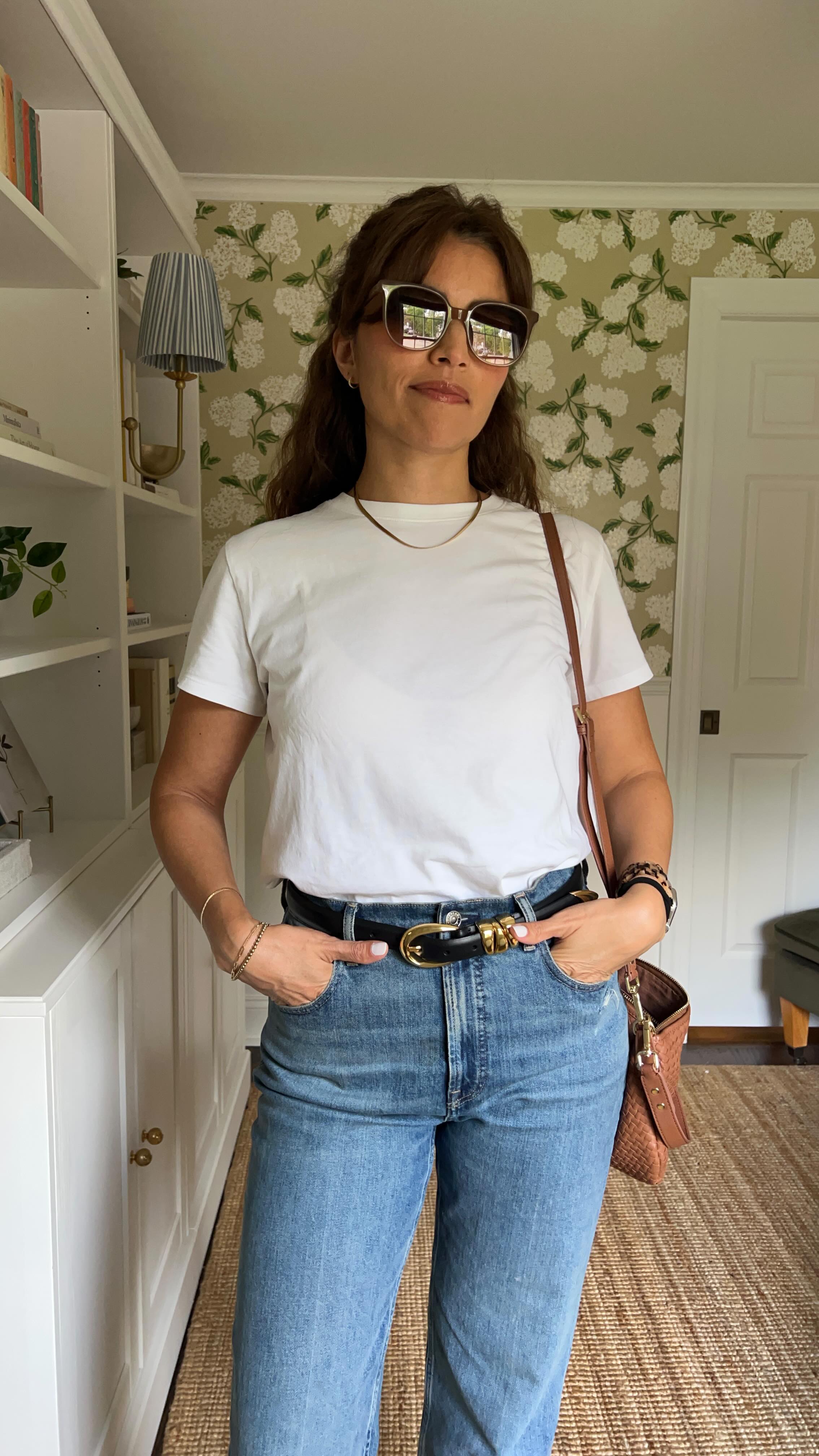 A little ’90s… leaning into elevated casual lately. This outfit would look very bland with sneakers but the formula: jeans, t-shirt, dressy shoes, and bold accessories is a great one to elevate the basic jeans and t-shirt outfit.
.
.
Un poco ‘90s... Ultimamente me estoy inclinándo por el informal elevado a la hora de vestirme. Este atuendo se vería muy aburrido con zapatillas pero la formula: jeans, remera, zapatos elegantes y accesorios con impacto es perfecta para elevar el conjunto básico de jeans y remera. #intentionalwardrobe #comfystyle #functionalwardrobe #styleoverforty #elevatedcasual #shopyourcloset #slowfashion