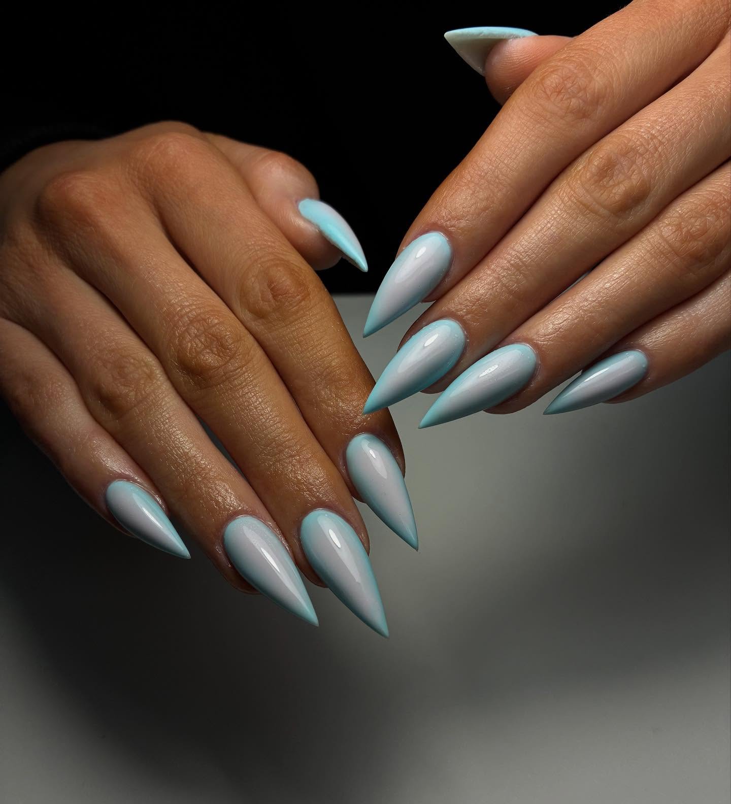 Blue and white ombré 💙
.
.
#ombrenails #bluenails #melbournenails #nailsmelbourne #acrylicnails