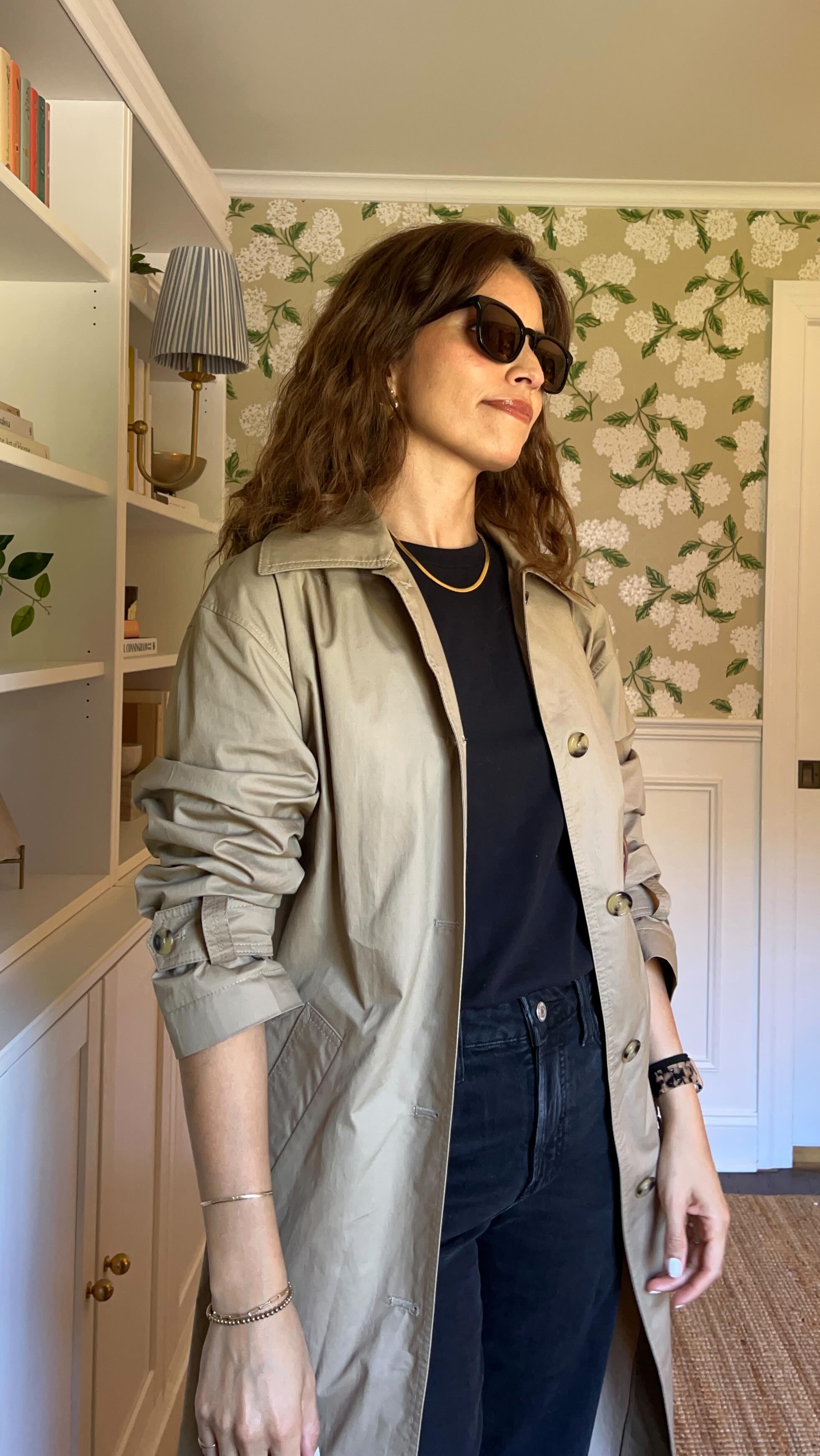 Trench coat weather at last! A great layer to bring any basic outfit to the next level.
.
.
Clima para piloto de gabardina al fin! Muy buena prenda para llevar cualquier atuendo básico al próximo nivel. #elevatedcasual #casualelevado #functionalwardrobe #