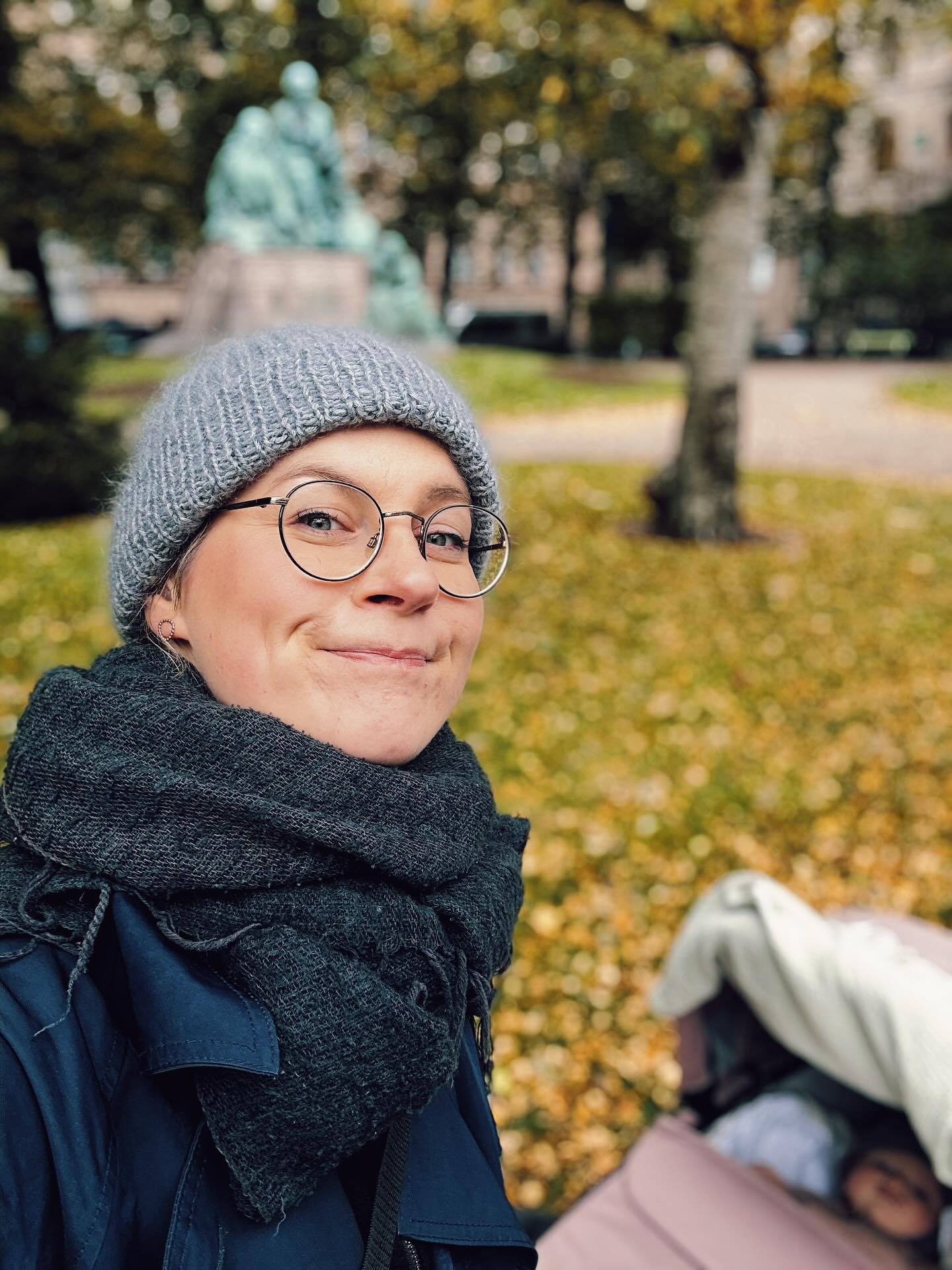 Ehkä 36-vuotiaan elämä on sitä, että ei aamulla herätessä edes muista omia synttäreitään. Onneksi puoliso muisti! Parhainta päivässä olivat kuitenkin pienet kädet, jotka puristivat synttäriaamiaisella muffinssia ja muussasivat sen ympäriinsä. Naurun kiherrys, kun leikimme lentokonetta ja utelias vakava katse, joka tarkkaili ympäriinsä kun kävimme ystävän kanssa kahvilla. Kiitollinen elämästä. ❤️🙏🏻