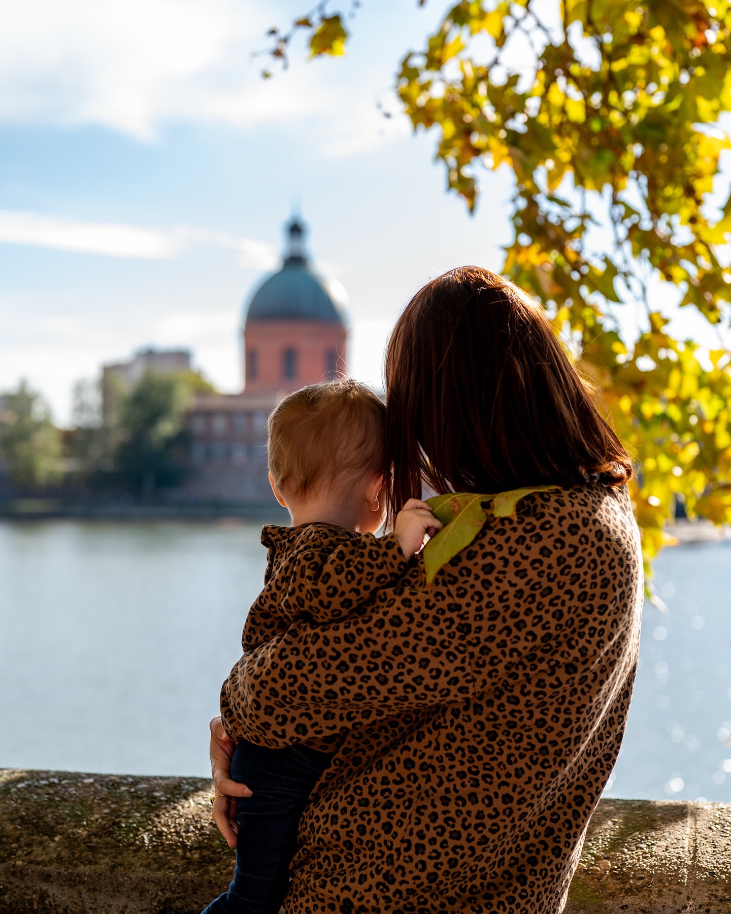 De l’amour et de la complicité dans ce duo mère-fille pour ma première mini séance automnale de la saison 🍂 la lumière et leurs tenues léopard assorties ont rendu ces photos encore plus chaleureuses que je ne l’aurais pensé 🥹
Merci pour votre confiance et ce moment passé avec vous 🫶🏻
.
.
.
#shootingfamille
#shootingfamilletoulouse
#familletoulouse