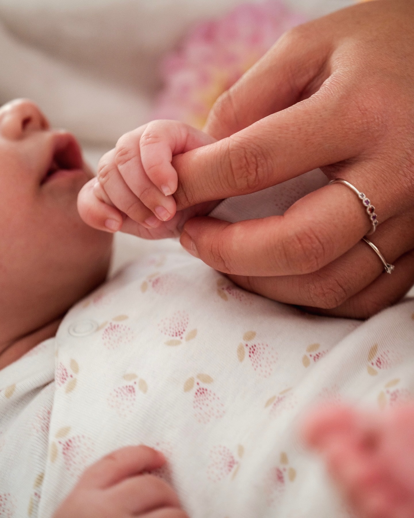 Les premiers jours d’une vie sont si précieux 🌸
Capturer ces instants uniques, ces petites mains qui s’agrippent, ces câlins réconfortants dans les bras des parents, ces tout premiers sourires endormis… c’est ce que j’aime le plus dans la photographie de naissance.
Chaque séance est une rencontre pleine d’émotion, de douceur et de tendresse.
Bienvenue à ce petit trésor, déjà tant aimé ✨
Merci à @lilaspampa pour ces magnifiques fleurs fraîches et à @passionpapillon_creations pour la couverture en crochet toute douce, qui ont sublimé cette séance 🫶🏻
.
.
.
#shootingnaissance
#shootingnaissancetoulouse
#naissancetoulouse
#tbb
