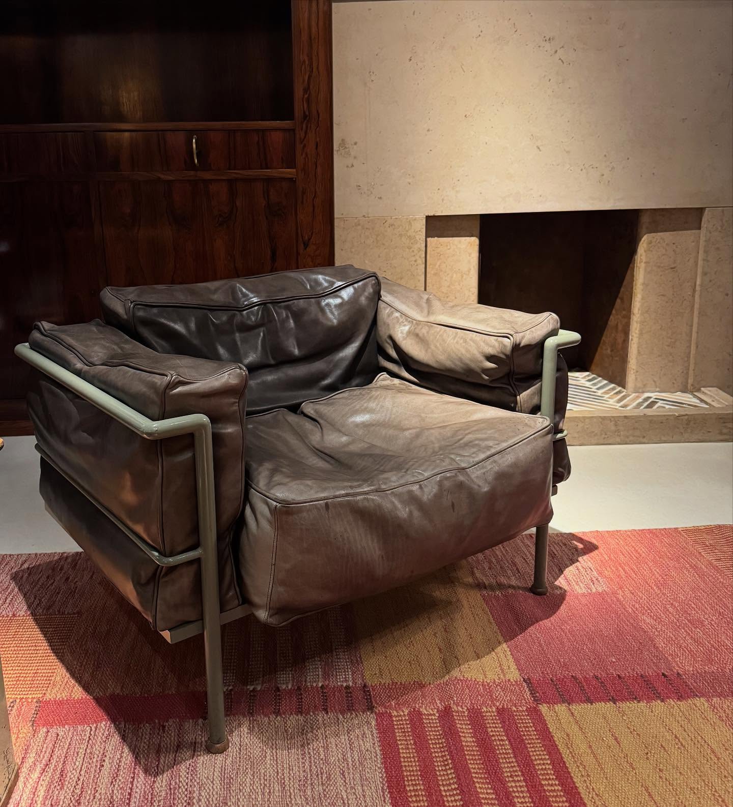 A London Art Week miscellany, taking in #friezemasters and @padesignart and London putting on its business face. A fantastic few days, frenetic and pulled in all directions but so great to see so many clients here, all taken by the sights and city. Just not enough hours in the day to see and catch up however another bite of the cherry incoming with Paris next week, Design Miami/ Paris opens Tuesday. 🏃♂️➡️🏃♂️➡️🏃♂️➡️
#design #advisory #london #paris #artmarket