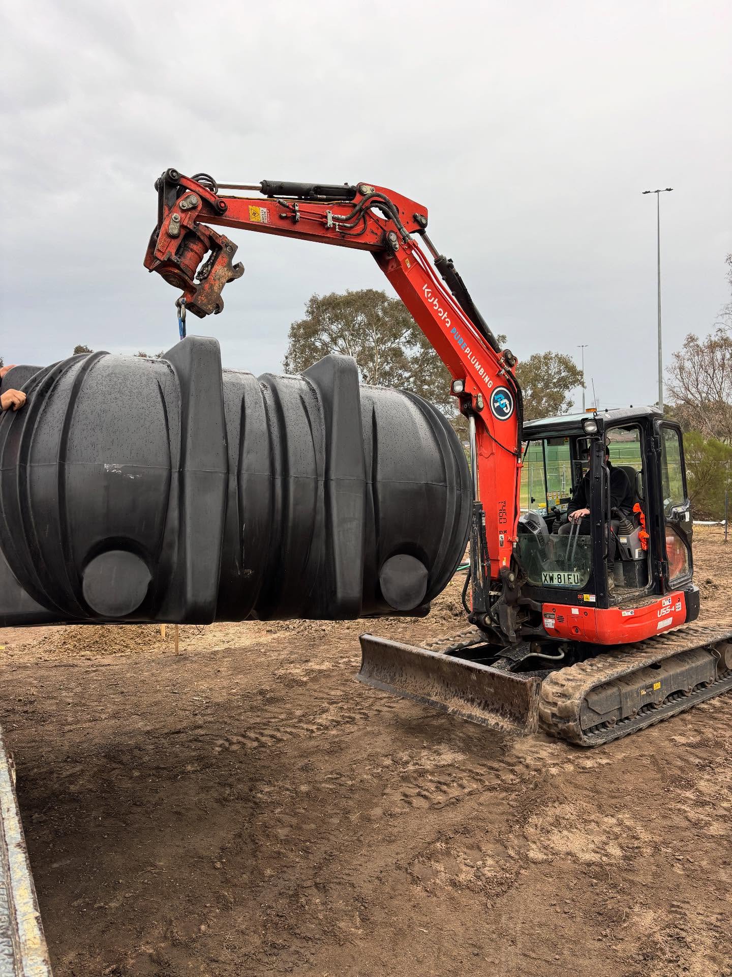 Day one on site in South Morang.
We took delivery of our 7,500L underground rainwater tank from @tritonpumpsptyltd
We had @kustomcutconcretecutting on site coring the LPOD pit
3x loads of class 2 delivered from @flintstones_supplies
The heavy rain finished us early. Back tomorrow to get it moving 💪🏽