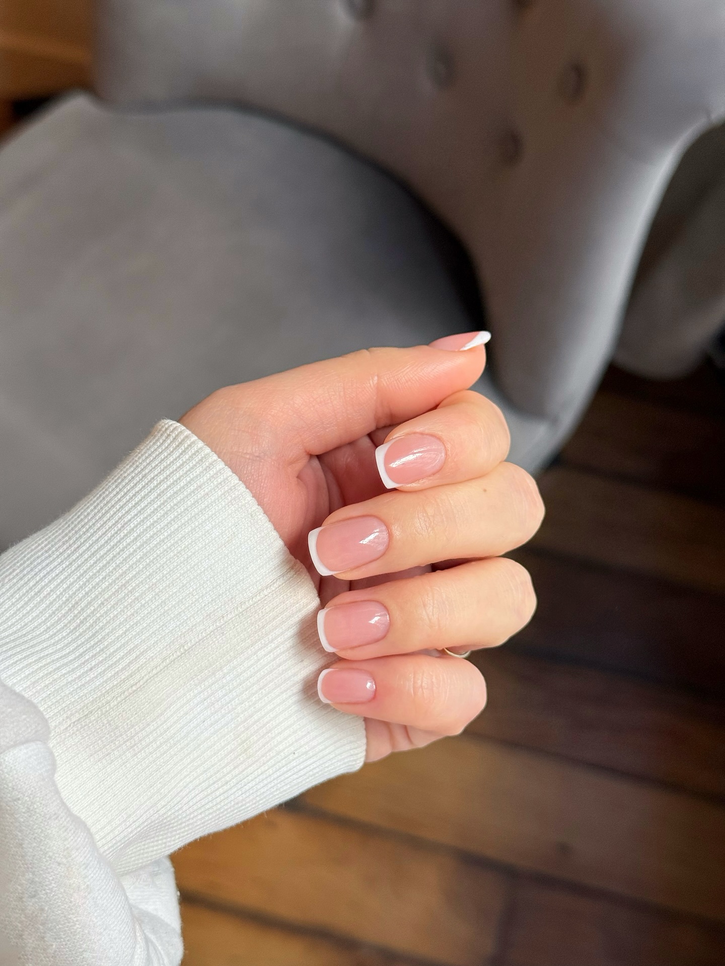 La netteté de la Manucure russe avec la perfection de la French ✨