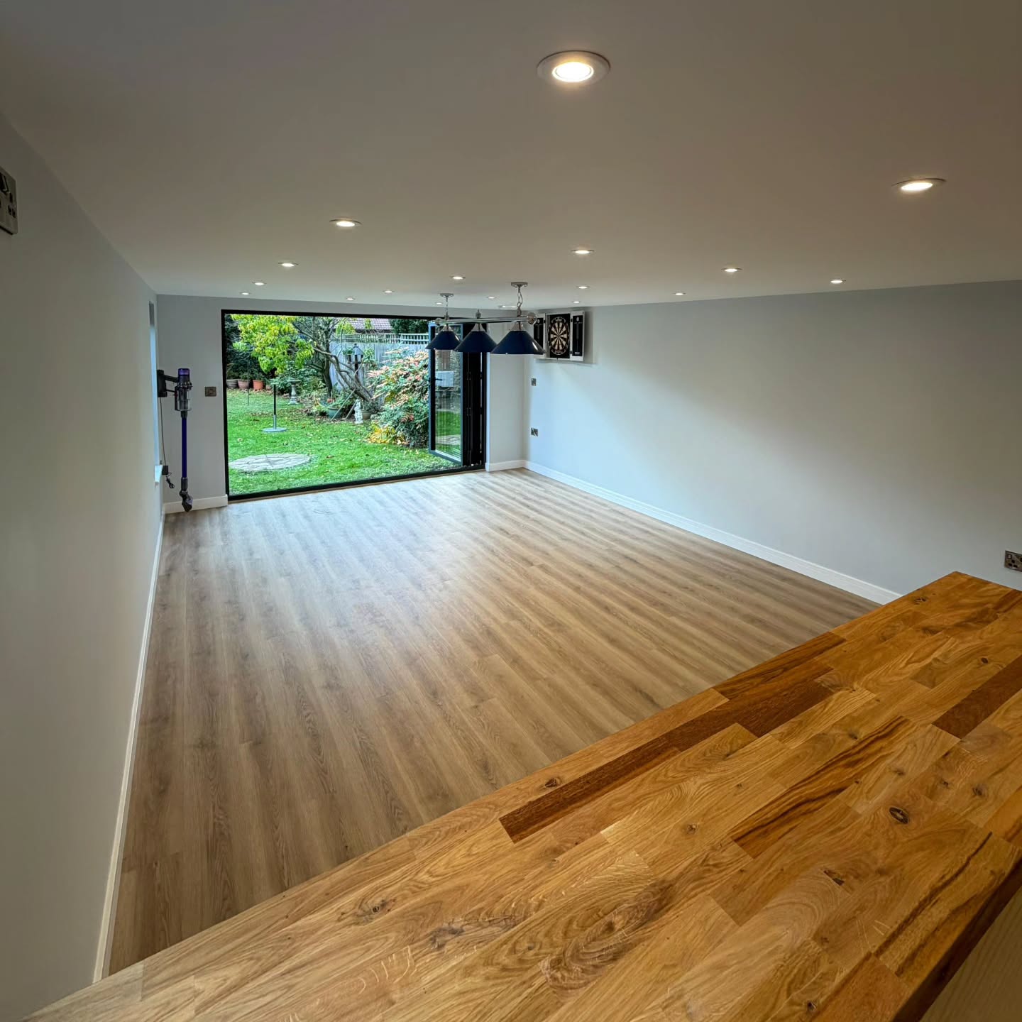28m2 Games Room 🎱🎯🍺
What a great setup, just a few steps from the house! The perfect place to host family and friends.
A new pool table lands on Monday and we'll be back for a few more 📸 once the landscaping is complete.
#readgardenrooms #gardenroom #gardenbuildings #gamesroom #snooker #pool #darts #homebar #mancave #norfolk #suffolk #localbusiness