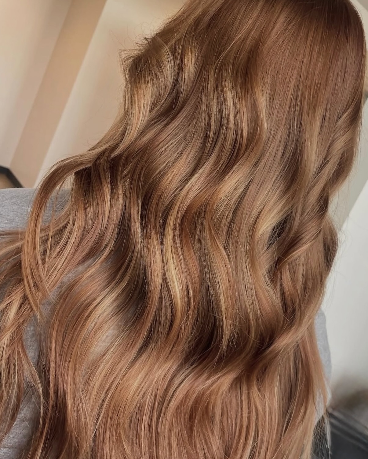 How gorgeous is this hair color!!
Rich, dimensional, and full of shine, the perfect fall hair refresh 🍁
Haircolor by Alexie @ariasalonspa
Call / text 617-472-1344 or DM now to book your appointment!