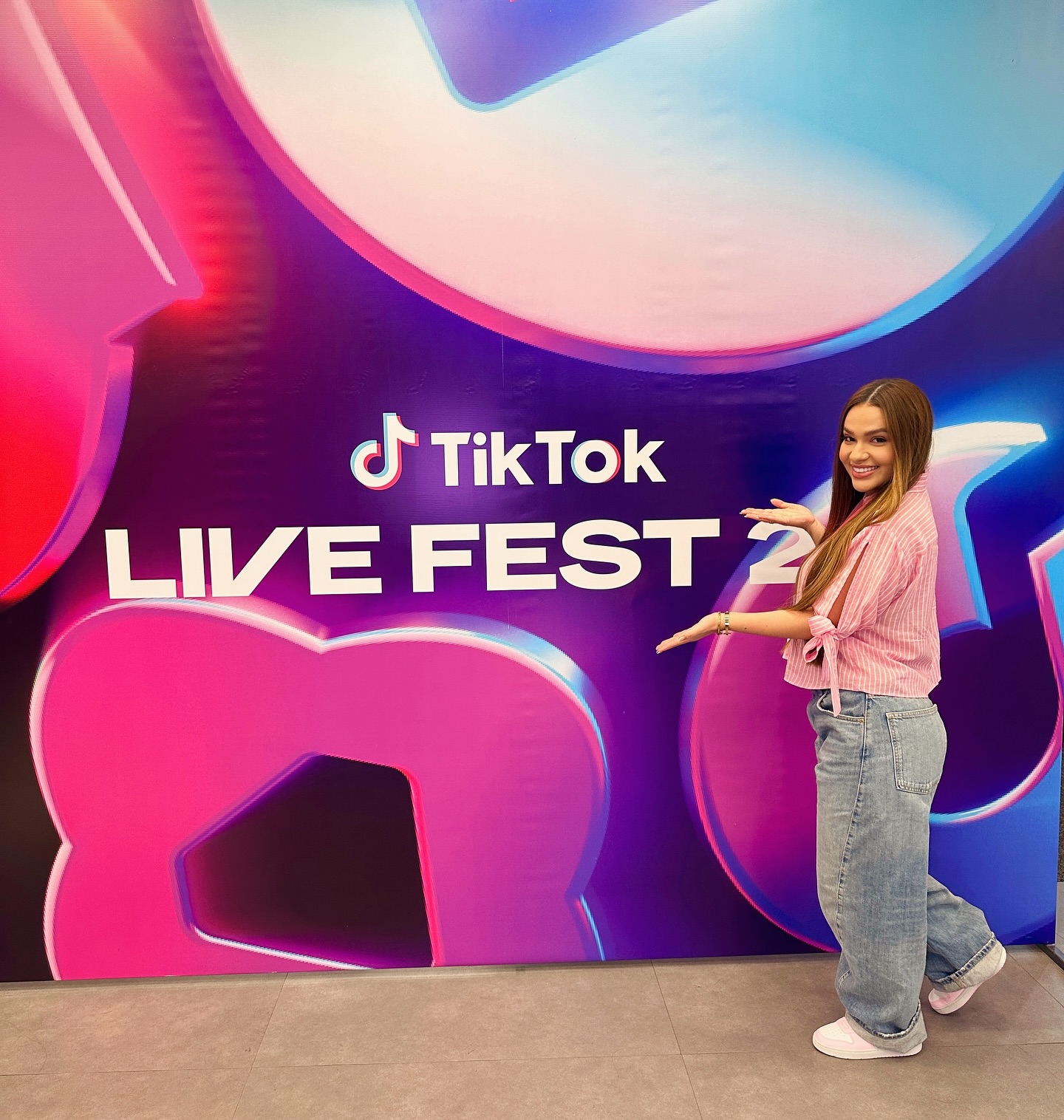 Dentro do escritório do TikTok, vivendo na prática o que mais amamos: o universo das lives!🚀
O Live Fest 25 vem aí e a YUNN está pronta para transformar cada transmissão em espetáculo!! 🎬✨
#yunnagency #tiktoklive #livefest25 #criadores #streamerbrasil #yunn