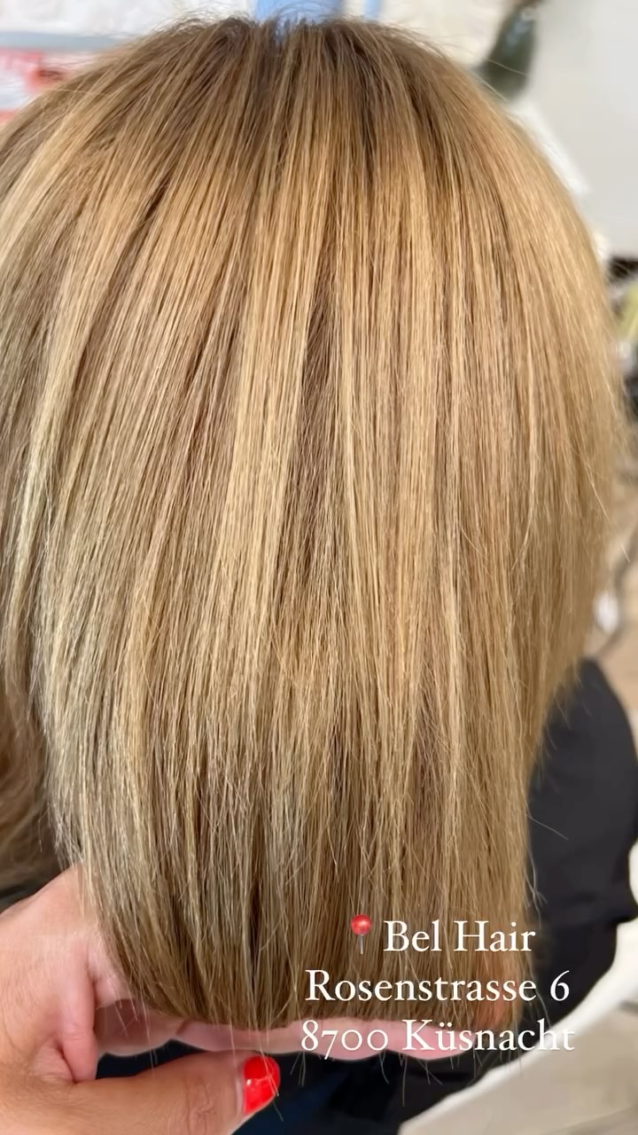 Trockene Heizungsluft, Mützen & Kälte – dein Haar leidet im Winter? 😩
Feines, blondes oder strapaziertes Haar wirkt oft noch spröder, glanzlos und lässt sich kaum bändigen…
✨ Die Lösung?
HAARBOTOX – unsere tiefenpflegende Aufbaukur ohne Chemie!
💧 versiegelt & repariert die Haarstruktur
💧 schenkt Glanz & Geschmeidigkeit
💧 schützt dein Haar für bis zu 6 Monate!
Gerade jetzt ist die perfekte Zeit für Haarbotox – damit dein Haar durch den Winter kommt wie aus dem Salon 💆♀️❄️
📍 Buche deinen Termin online oder komm einfach vorbei – wir beraten dich persönlich!
👉Bel Hair / Rosenstrasse 6 / 8700 Küsnacht
#haarbotox #winterpflege #feineshaar #glanzmomente #belhairkuesnacht #vorhernachher
#HairBotox #GlanzPur #VorherNachher #FeinesHaar #Verwöhnerlebnis #Wunschkunden #BelHair #Haarpflege#belhairküsnacht #küsnacht #zürich #haarbotox
