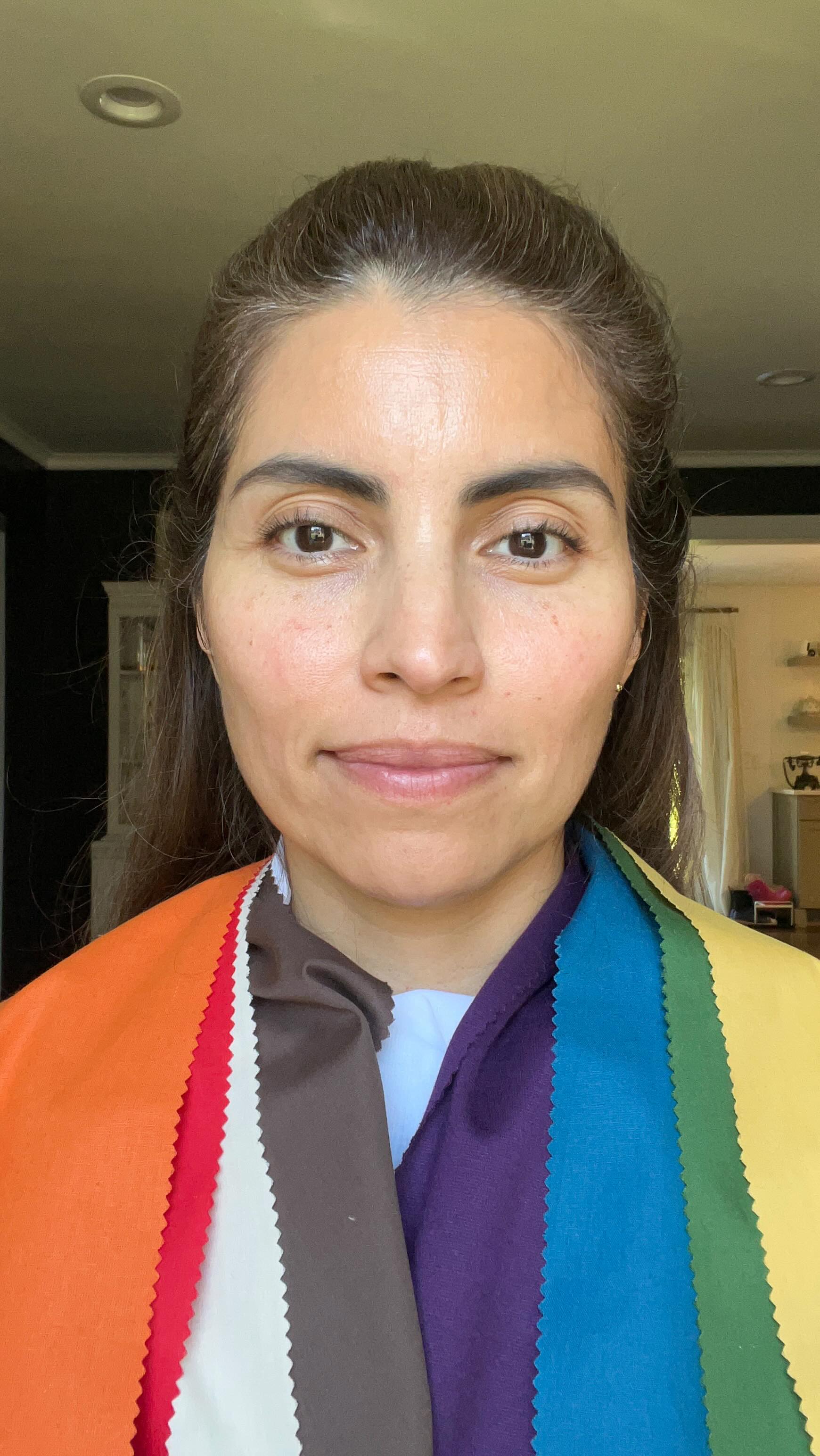 Color analysis part I. Determining if my skin has cool, warm or balanced undertones.
Wearing a cap because my hair color is not my natural color and it can interfere with the analysis.
.
.
Análisis de colorimetria parte I. Determinando si mi piel tiene subtono frío, cálido o balanceado. Usando la bandana para cubrir mi pelo por que está teñido y el color no es mi color natural. #coloranalyst #coloranalysis #análisisdecolorimetría #analistadecolor