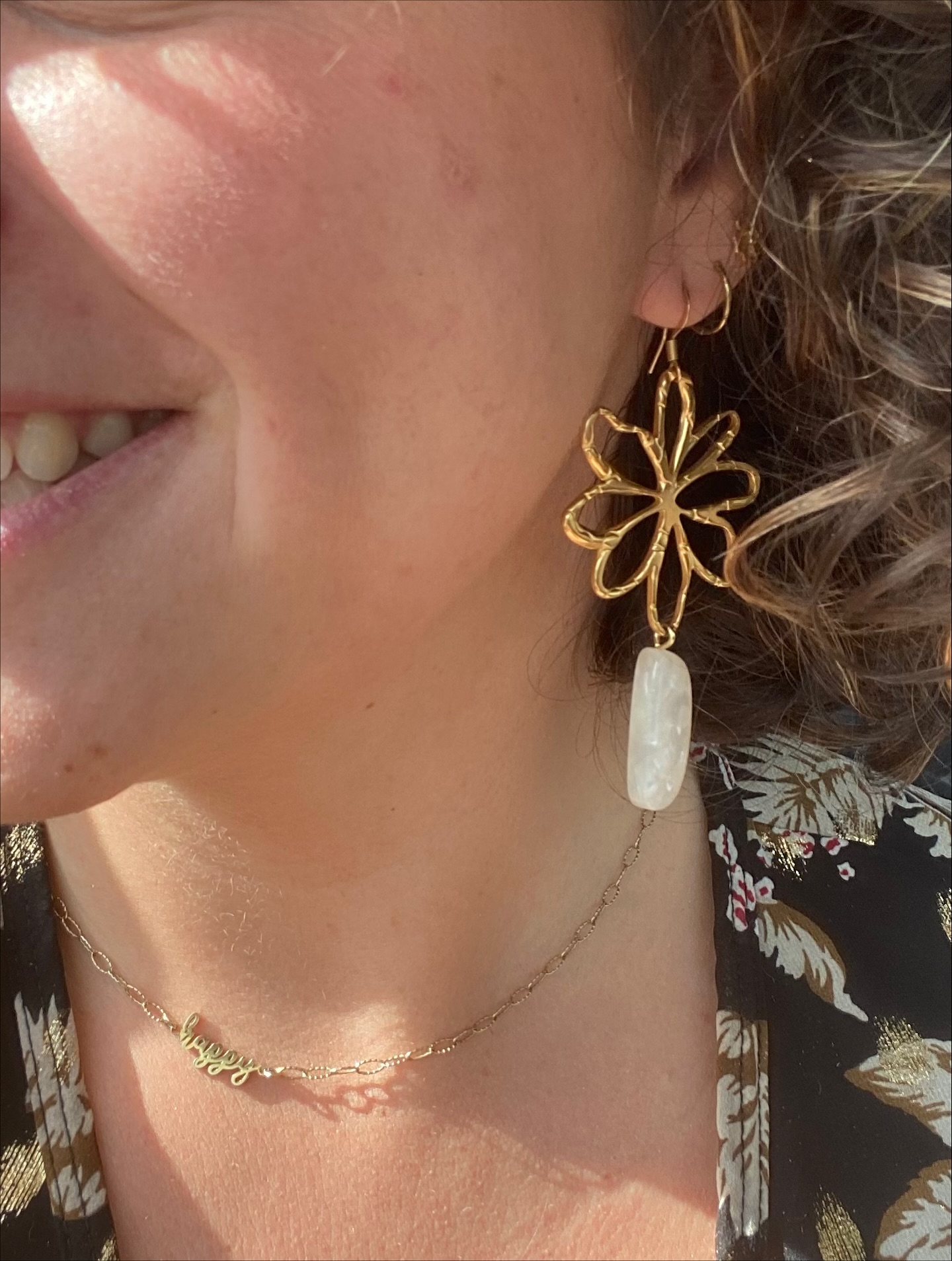 Octobre … j’ai réalisé mon rêve d’enfant. ✨
Petite je mettais tout mes centimes dans une boîte pour partir faire un safari 🦒
29 ans plus tard j’y suis. Je vis un rêve éveillée. Il n’y aurait pas eu mieux pour conclure ces 6 mois de Road trip que d’oser réaliser mon rêve de petite fille.
Octobre. C’est aussi le moment de rentrer sur l’île de la Réunion. Revenir chez moi et retrouver mon Atelier… ma safe place ❤️🇷🇪
10 jours qur je suis rentrée et vos commandes sont en cours ! Je ne quitte plus l’atelier ! 🫶
Une nouvelle ère GolaRossa commence et pour ça j’ai eu envie d’oser tout changer … vas voir la dernière photo 😎