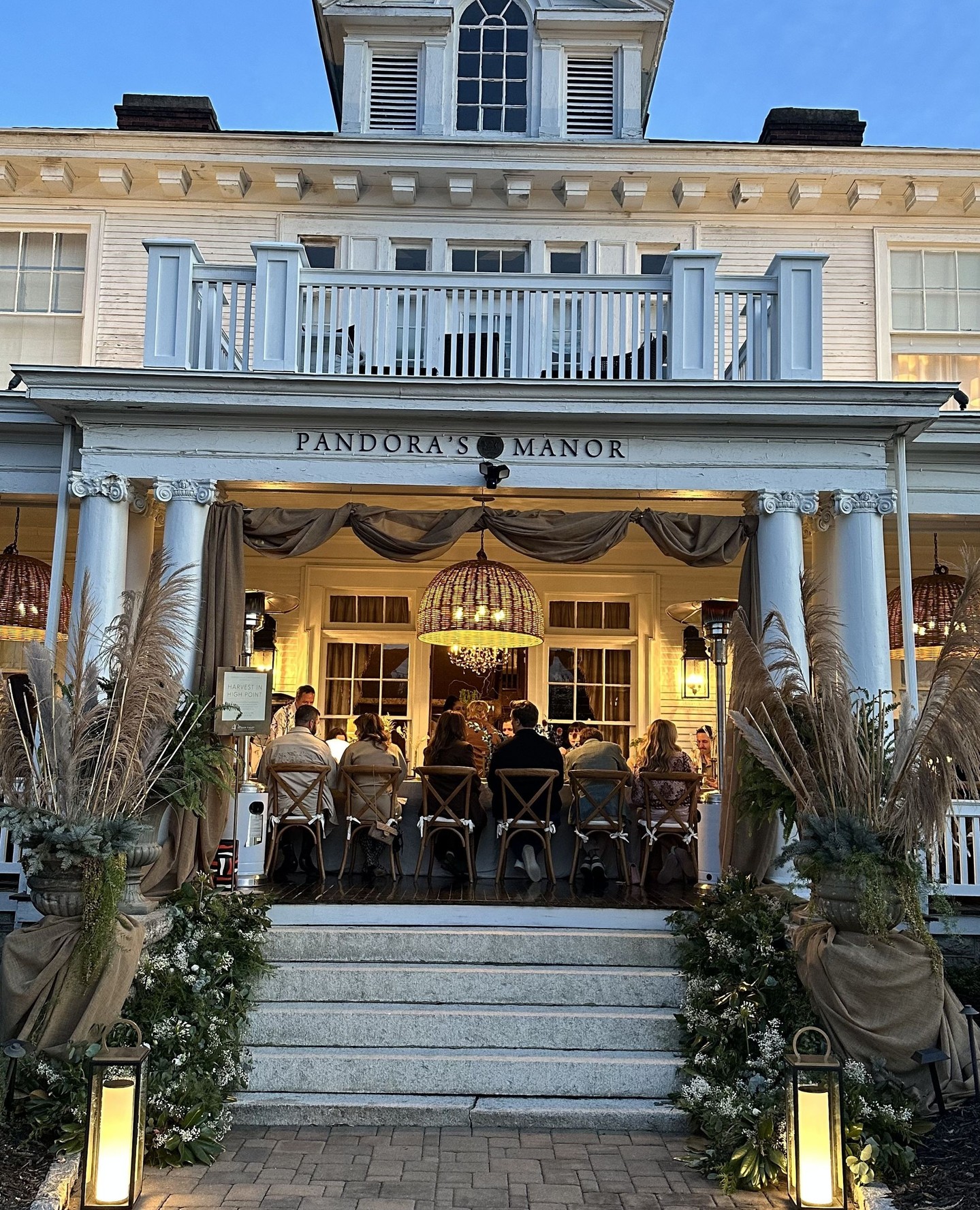 Another stunning dinner with @hudsonvalleylighting over the weekend!🗝️
Check out our #linkinbio for information about hosting events and parties at the manor.
#visithp #visitnc #historicnc #nchistory #explorenc #boutiqueinn #downtownhp #hpu365 #fallHPMKT #HighPointMarket #HPMKT2025
