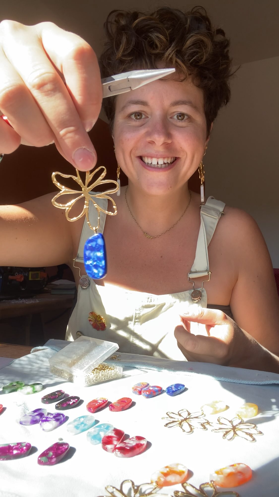 Elles arrivent… 🌸
Les fleurs dorées que vous m’avez le plus demandées ! D’ailleurs je ne sais pas quel nom leur donner … vous avez des idées ?
15 paires seulement, toutes uniques, fabriquées à partir de chutes de lunettes ♻️ 😍
Plein de nouvelles couleurs de dingue sont en train de sortir de l’atelier 🎨
🔔 Connectez-vous ce week-end pour la mise en ligne ✨il n’y en aura pas pour tout le monde♥️