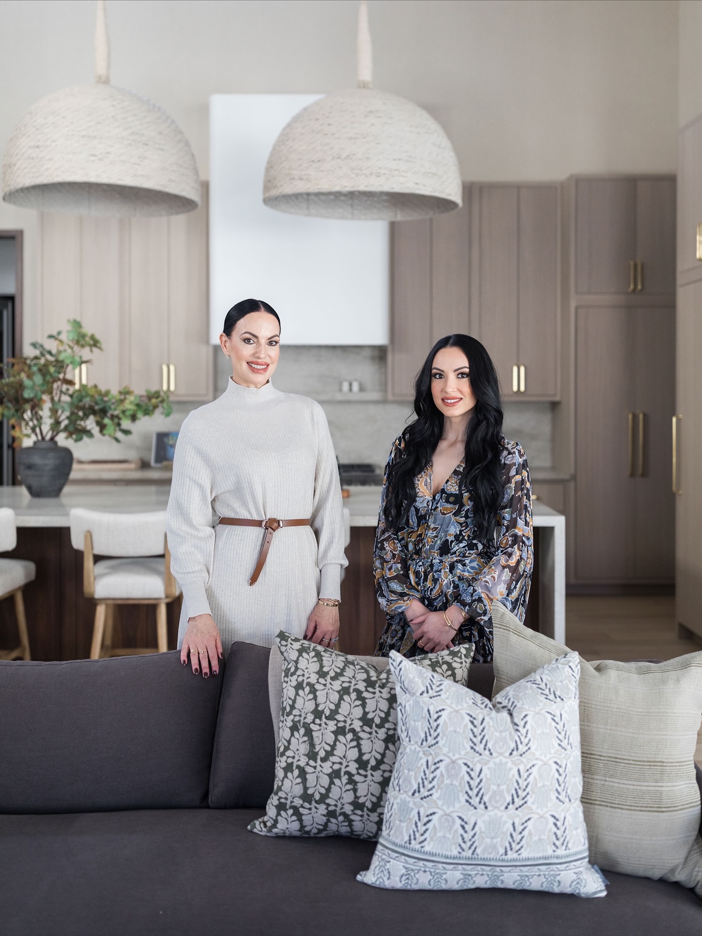 We’re so excited to share images of our Ascent Point project! This house is all about texture, mixing cool and warm tones, and most importantly — carving out the perfect backdrop to many family memories to come for these lovely clients!
Design @houseoffourdesign
General Contractor @vegasremodelsllc
Millwork @lvclosetdesign
Photos @kaylabowenphotography