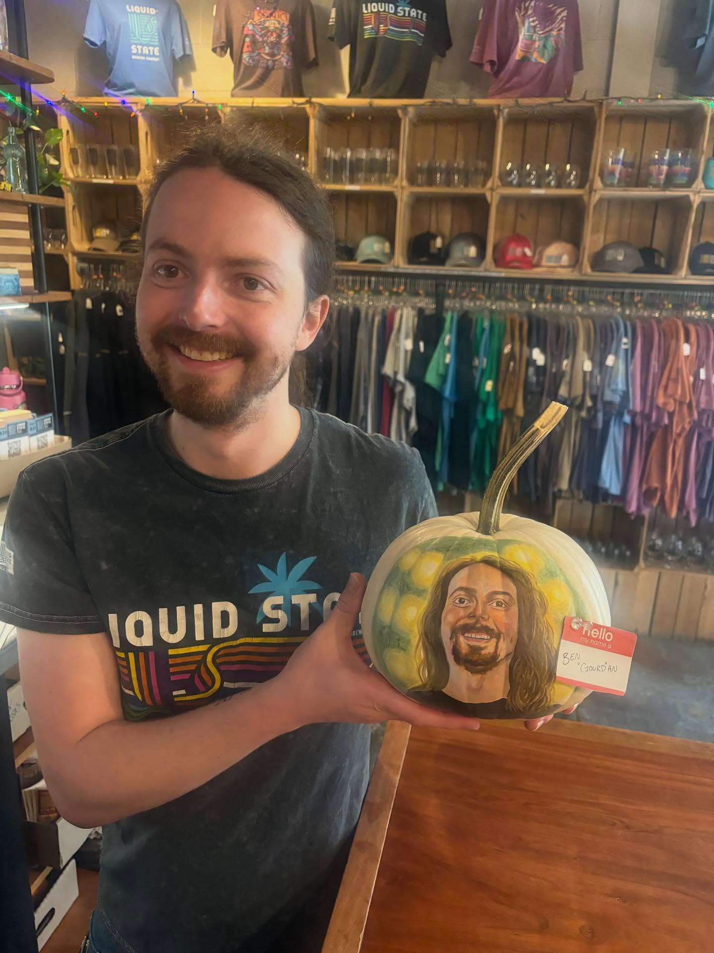 Talent behind the bar AND on the canvas! 🎃🎨
Our bartender Kate turned fellow bartender Ben into a pumpkin masterpiece that left us seriously impressed!
Liquid States got some serious creativity brewing! 😆🍻
#liquidstatebeer #pumpkinpainting #portrait #bartendercreations #halloweenpainting #ithaca #ithacany #drinklocal #thinknydrink