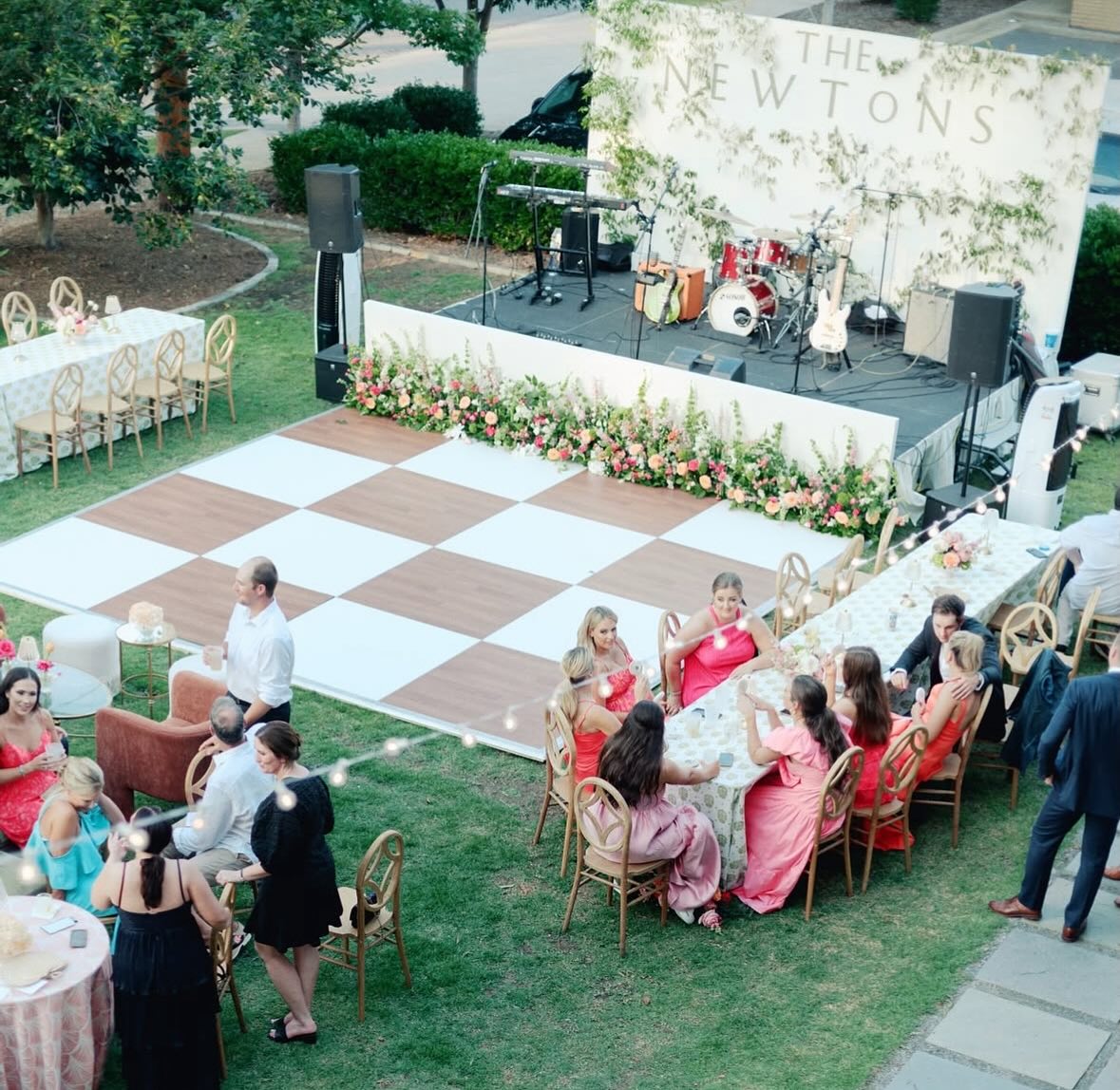 Fall vibes and wedding dreams!
VENDORS:
Planning + Design: @gretchenlarkanevents
Production Design: @cae_lr
Floral Design: @vaseandvine
Photography: @nouvelphotofilm
Videography: @e.dowers
Venue: @eomaneeshouse
Rentals: @whitedoorevent