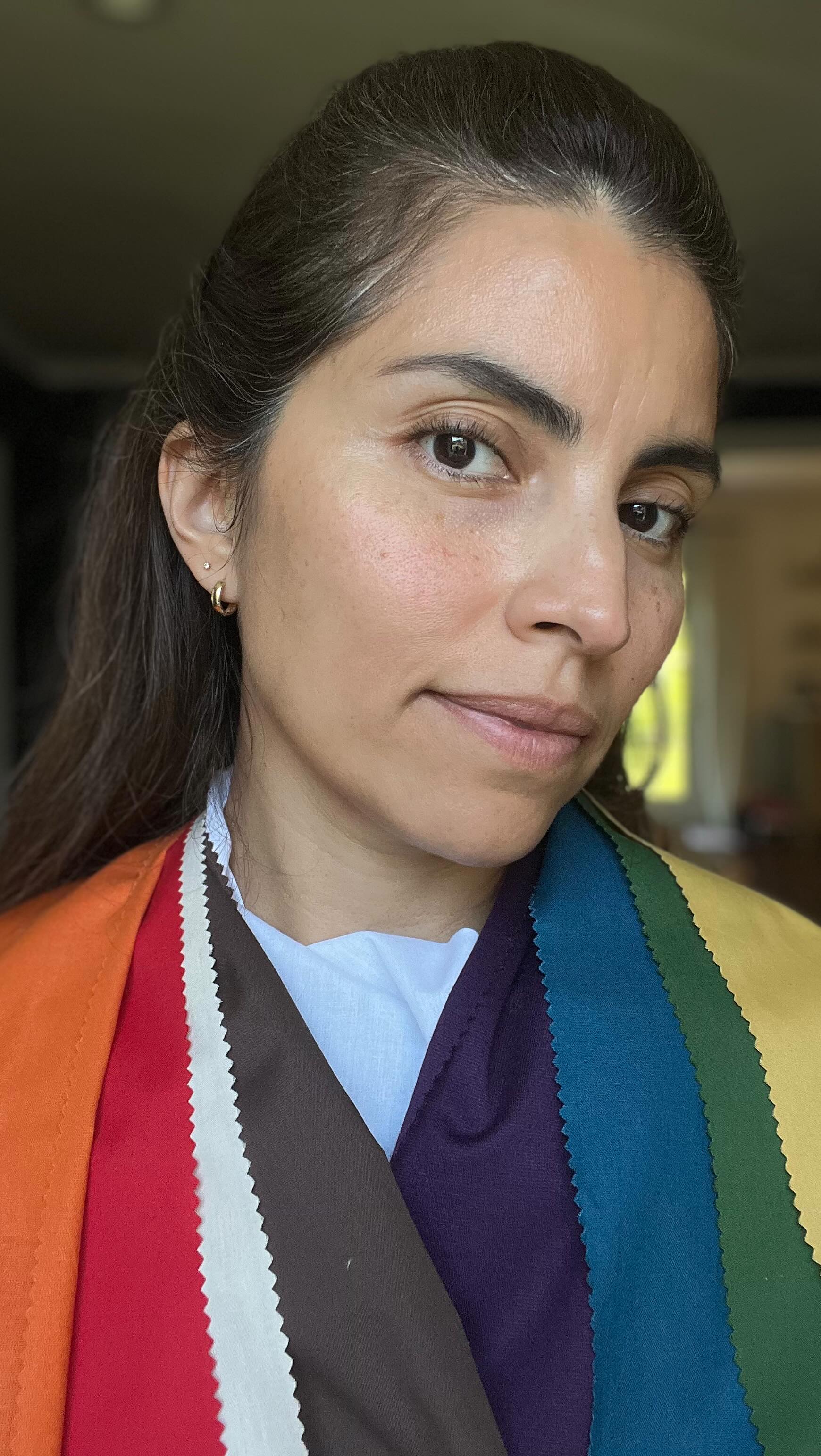 In Part II of my own color analysis we compare spring drapes versus autumn drapes.
The first of the two drapes is Spring (bright, highly saturated, high chroma) and the second of the two drapes is Autumn (muted, low chroma, earthy). Can you tell the difference? I’m in love with my palette!
.
.
En la Parte II de mi propio análisis de color comparamos telas de primavera en contra de telas de otoño.
La primera de las dos telas es Primavera (brillante, altamente saturada, alto croma) y la segunda de las dos cortinas es Otoño (tenue, bajo croma, más tierra). ¿Puedes notar la diferencia? ¡Estoy enamorada de mi paleta! #coloranalyst #analisisdecolorimetria #seasonalpalette #trueautumn #coloranalysis