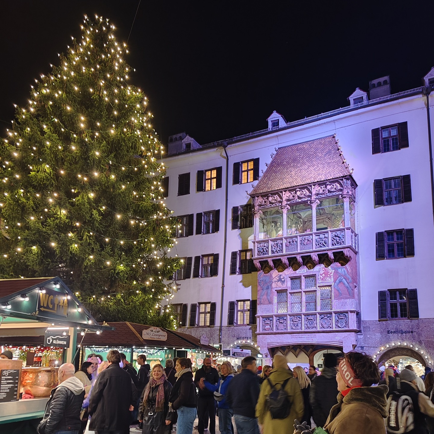 Next Saturday marks the beginning of the magical #Innsbruck #ChristmasMarket season, inviting you to embrace the joy of the holidays!
.
#mywinterinInnsbruck #myInnsbruck #Innsbruck #CapitalOfTheAlps #Bergweihnacht #LoveTirol