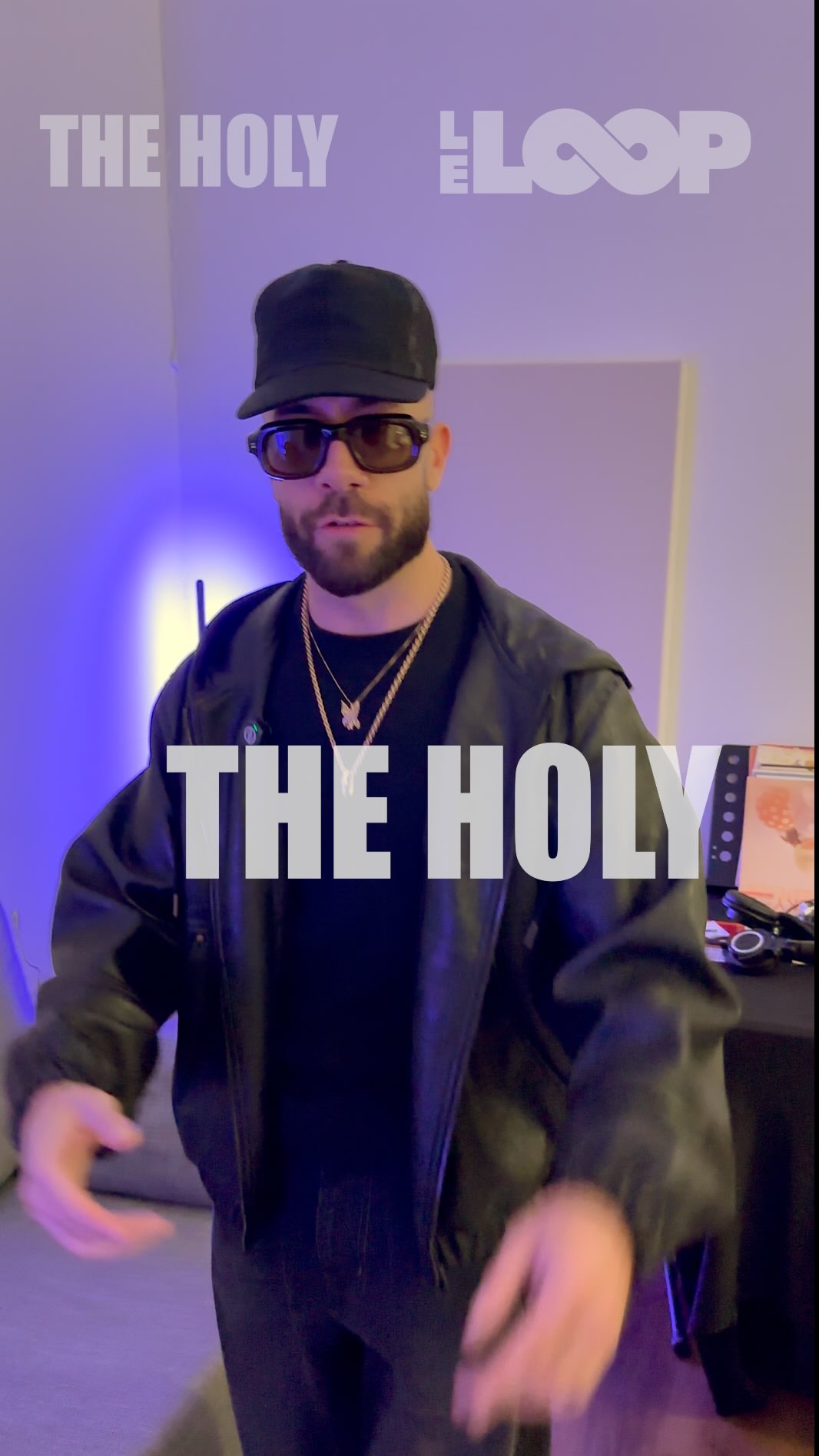THE HOLY
🎧 90 secondes pour découvrir THE HOLY 🎧
🔥 Nouvelle entrevue dans le LOOP ROOM! 🔥
Aujourd’hui, on reçoit THE HOLY pour une discussion vraie, inspirante… et 100% passion DJ.
Son DJ set, enregistré directement dans notre studio du LOOP ROOM, est maintenant disponible!
👉 Épisode 027 en ligne sur notre YouTube.
#LeLoopRoom #LELOOP #DJ #Interview #TheHoly #DJSet #QuébecDJ #MusicCulture #SupportLocal #leloopacademie