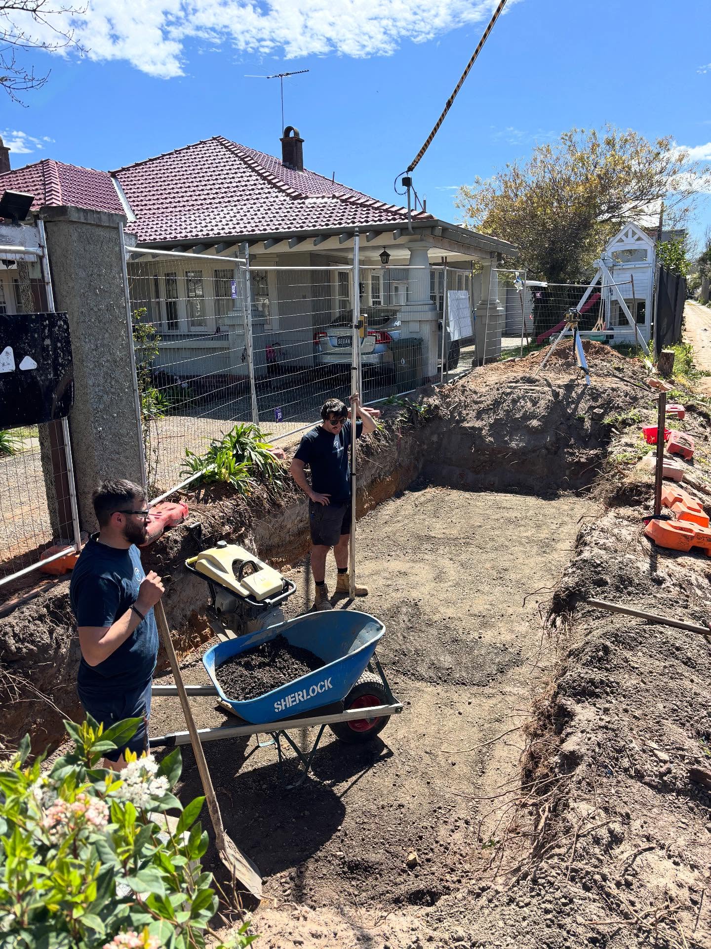 Detention tanks are finally in on a project we’re doing in Kew for our favorite builder 😁
Thanks George from Buildtek for helping with the construction and pouring/ spraying of the tanks! Time to install the bond deck and pour the lids