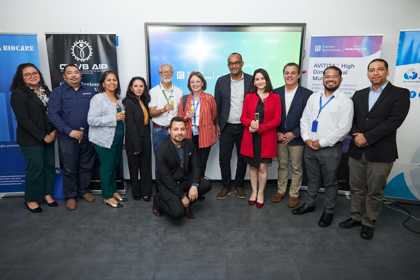 Así vivimos el evento de @element_biosciences en colaboración con Rochem Biocare Panamá y el @crivbaip, presentando las innovaciones que están redefiniendo la secuenciación de nueva generación.
Agradecemos especialmente a Vasili Hatziris y al Dr. Solomon Hailu de Element por su participación y liderazgo; a la Dra. Paulina por su valiosa intervención académica; y a Zeuz Capitán, cuyo apoyo logístico fue fundamental para el éxito de esta jornada.
Seguimos comprometidos en acercar tecnologías de alto impacto a la comunidad científica de Panamá. 🚀🔬
#ElementBiosciences #RochemBiocarePanama #CRIVB #AVITI #Genómica #NGS #CienciaEnPanamá