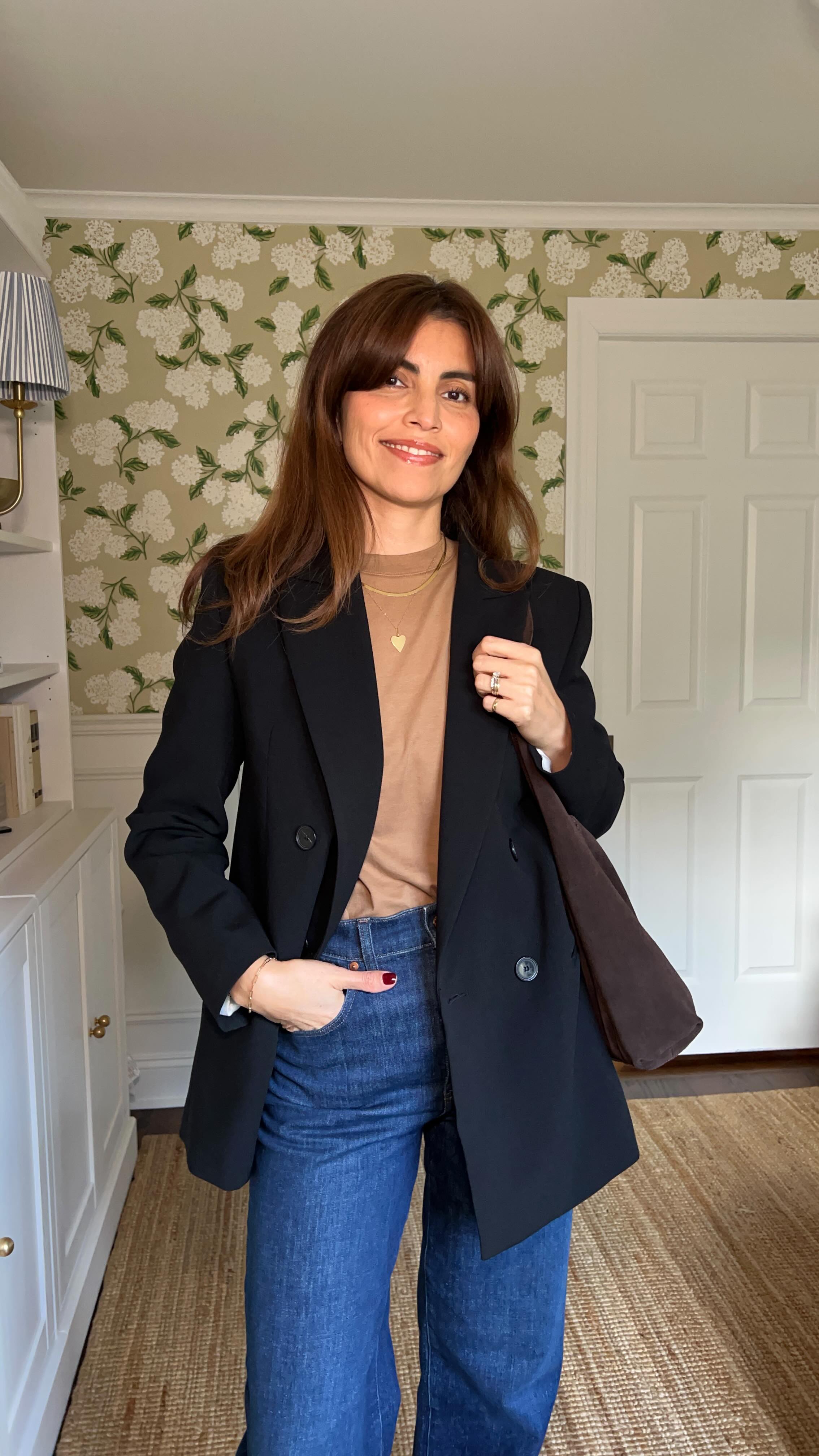 The double-breasted blazer — unapologetic and powerful. Inspired by menswear and worn by us ladies simply because we can 😉
.
.
El blazer cruzado, no se disculpa y es poderoso. Inspirado en la ropa de hombre y usado por nosotras las damas simplemente porque podemos 😉