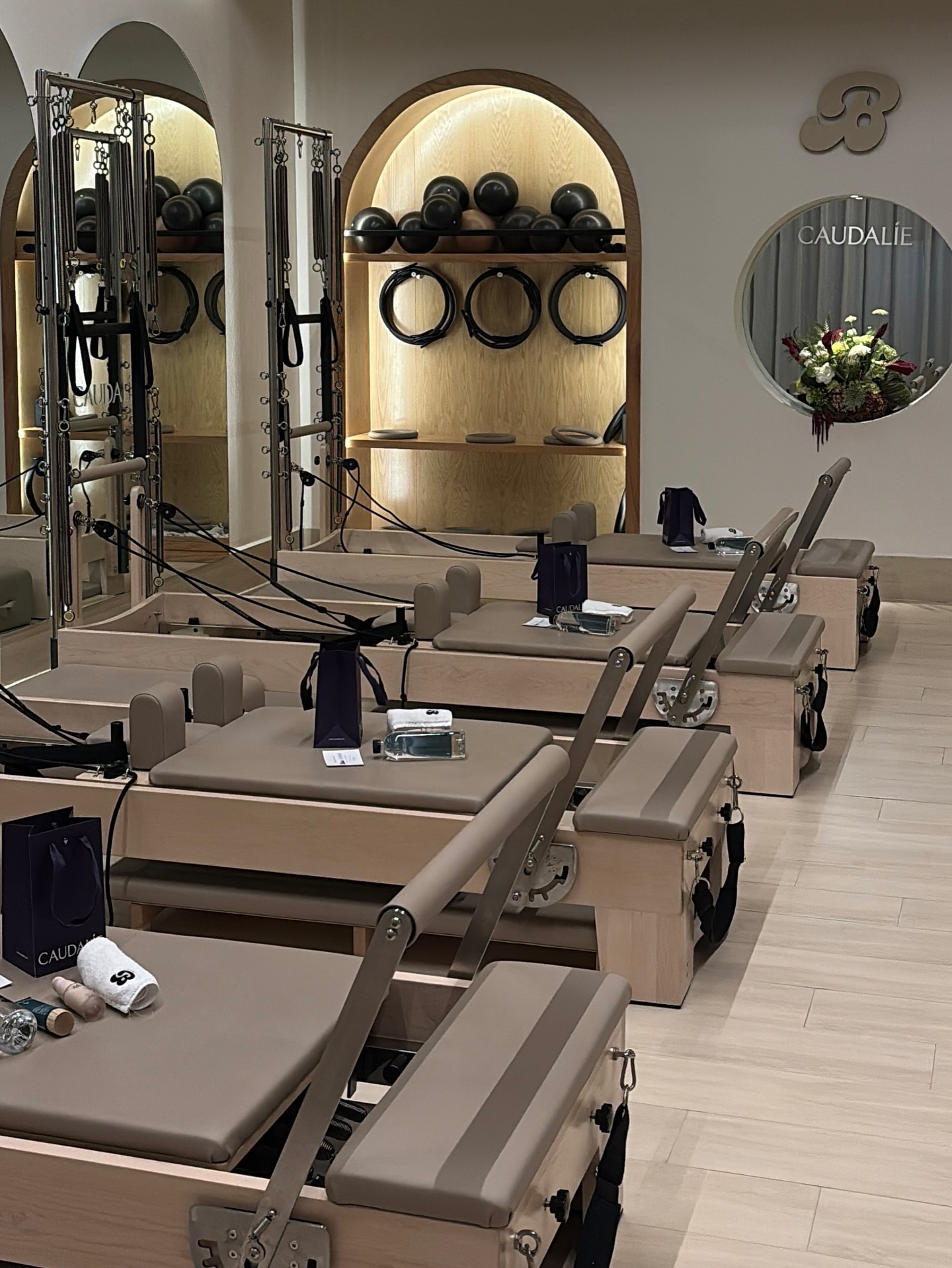 Así se vivió la experiencia Bless x Caudalie.
Un día lleno de skincare, energía súper linda y momentos creados para que se desconectaran tantito y se consintieran. 💜🍇
Gracias por venir, por probar cada producto, por platicar con nosotras y por hacer que esta colaboración se sintiera tan especial. Nos llena el corazón verlas disfrutar, reírse, relajarse y darse ese espacio para ustedes.
Nos encanta crear experiencias así y más todavía compartirlas con personas tan lindas como ustedes.
¡Gracias por acompañarnos y por ser parte de Bless x Caudalie! ✨💆🏻♀️💜