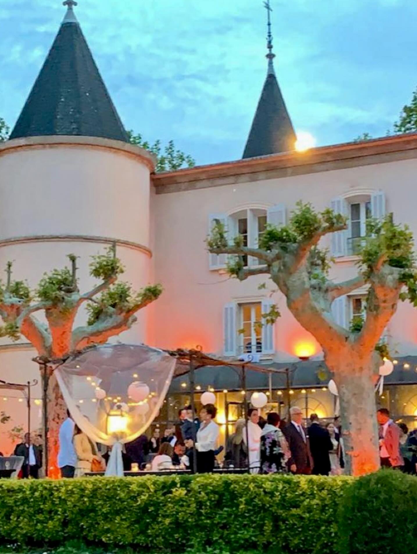 Au cœur de la Provence verte, à Nans-les-Pins, le Château de Nans vous accueille dans un cadre naturel et raffiné, idéal pour sublimer vos événements les plus marquants.
Mariage, cocktail, séminaire, garden party…
Ce lieu d’exception allie charme historique et prestations haut de gamme pour transformer chaque moment en une expérience inoubliable.
✨ CAPACITÉS
• Jusqu’à 250 personnes en repas assis
• Jusqu’à 400 personnes en cocktail
🌿 À votre disposition :
• Parking privatif
• Terrasse panoramique
• Jardin à la française
• Orangerie de caractère
• Piscine extérieure
• Terrain de pétanque
• Salle enfants
• Hébergement sur place
📩 CONTACT :
🌐 https://www.receptioncotejardin.fr/contact
📞 04.42.18.00.00
#ChâteauDeNans #RéceptionCôteJardin #LieuDexException #MariageProvence #SéminaireSud #ÉvénementielPrestige #RéceptionPrivée #ProvenceVerte #MariageSud #Evenementiel #WeddingProvence