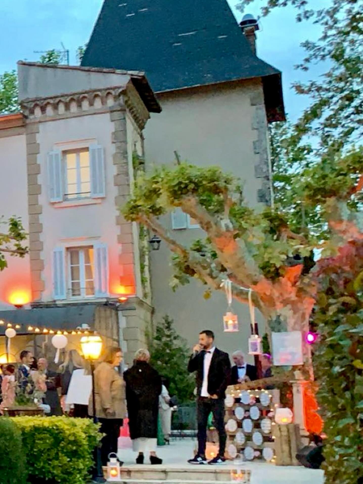 Au cœur de la Provence verte, à Nans-les-Pins, le Château de Nans vous accueille dans un cadre naturel et raffiné, idéal pour sublimer vos événements les plus marquants.
Mariage, cocktail, séminaire, garden party…
Ce lieu d’exception allie charme historique et prestations haut de gamme pour transformer chaque moment en une expérience inoubliable.
✨ CAPACITÉS
• Jusqu’à 250 personnes en repas assis
• Jusqu’à 400 personnes en cocktail
🌿 À votre disposition :
• Parking privatif
• Terrasse panoramique
• Jardin à la française
• Orangerie de caractère
• Piscine extérieure
• Terrain de pétanque
• Salle enfants
• Hébergement sur place
📩 CONTACT :
🌐 https://www.receptioncotejardin.fr/contact
📞 04.42.18.00.00
#ChâteauDeNans #RéceptionCôteJardin #LieuDexException #MariageProvence #SéminaireSud #ÉvénementielPrestige #RéceptionPrivée #ProvenceVerte #MariageSud #Evenementiel #WeddingProvence