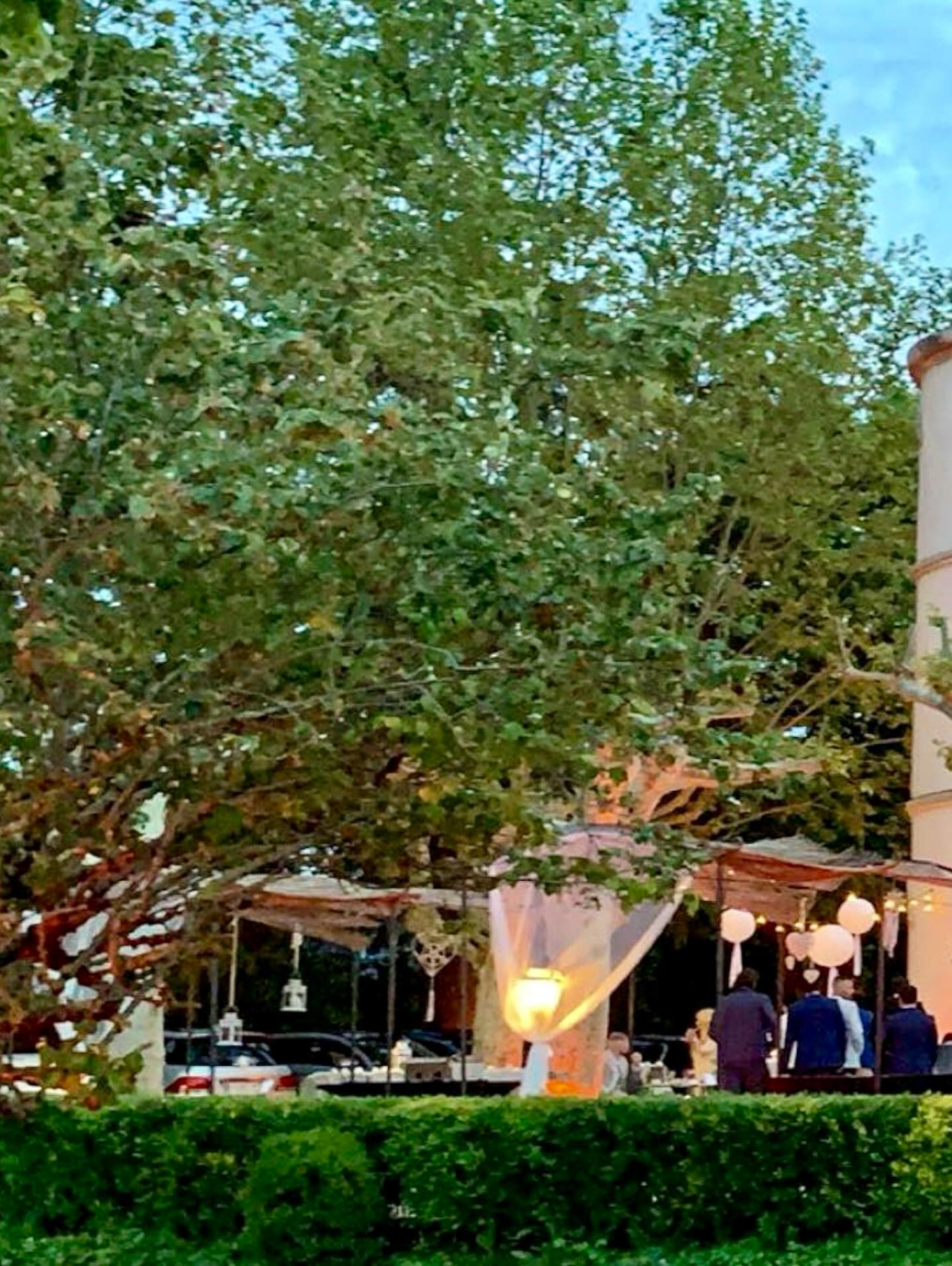 🏰 Au cœur de la Provence verte, à Nans-les-Pins, le Château de Nans vous accueille dans un cadre naturel et raffiné, idéal pour sublimer vos événements les plus marquants.
Mariage, cocktail, séminaire, garden party…
Ce lieu d’exception allie charme historique et prestations haut de gamme pour transformer chaque moment en une expérience inoubliable.
✨ CAPACITÉS
• Jusqu’à 250 personnes en repas assis
• Jusqu’à 400 personnes en cocktail
🌿 À votre disposition :
• Parking privatif
• Terrasse panoramique
• Jardin à la française
• Orangerie de caractère
• Piscine extérieure
• Terrain de pétanque
• Salle enfants
• Hébergement sur place
📩 CONTACT :
🌐 https://www.receptioncotejardin.fr/contact
📞 04.42.18.00.00
#ChâteauDeNans #RéceptionCôteJardin #LieuDexException #MariageProvence #SéminaireSud #ÉvénementielPrestige #RéceptionPrivée #ProvenceVerte #MariageSud #Evenementiel #WeddingProvence