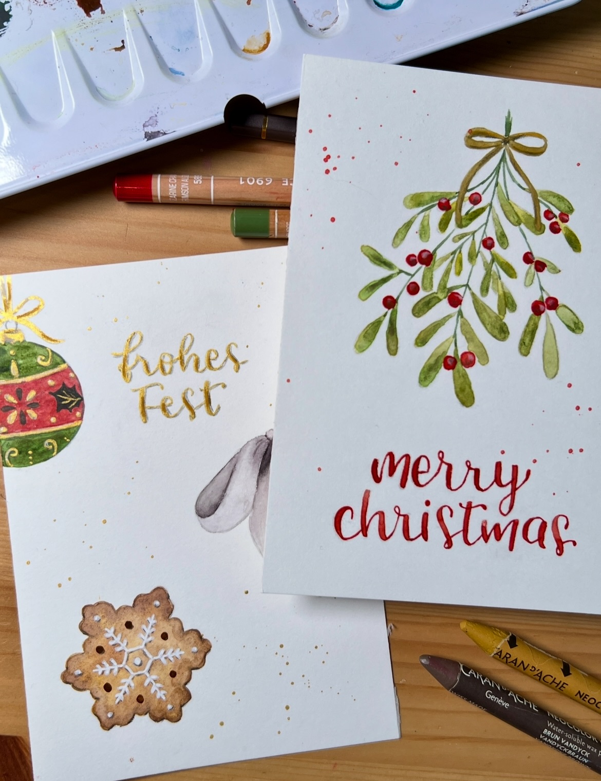 Weihnachtskarten 🎄
Hier kommen alle Karten, die in Vorbereitung für den Livestream bzw. gestern Abend live mit euch zusammen entstanden sind 💫
Heute gab’s noch ein paar finale Details und bald hüpfen sie in die Weihnachtspost 💌
Nochmal vielen Dank fürs dabei sein, mitmachen und kreativ sein 🫶
Es war uns ein Fest 🥰 @schriftundpapier
.
.
#weihnachtspost #lettering #aquarelle kartenwerkstatt aquarellkarten weihnachtliche doodles Illustration Mixed Media Karten gestalten create together Livestream