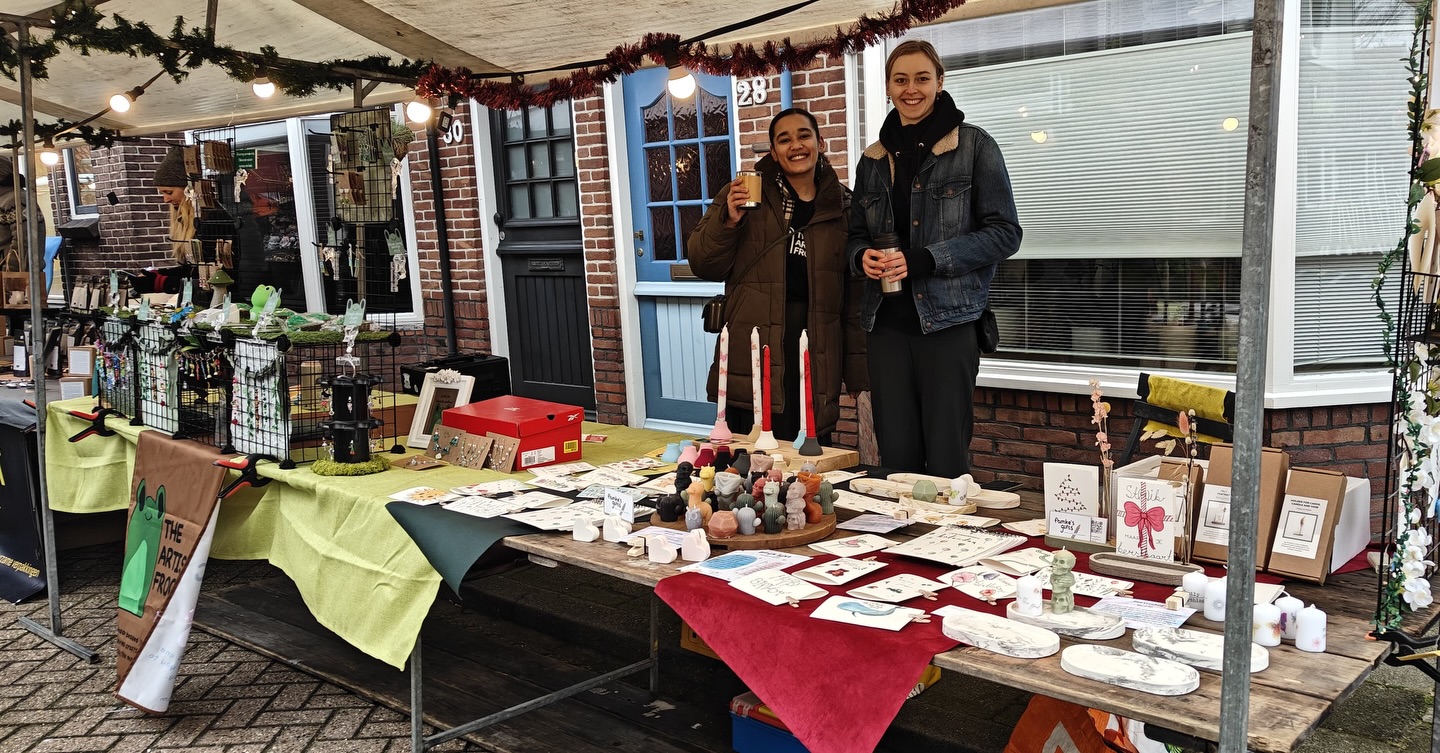 🎄Kerstmarkt Uitgeest 🎄
Kom jij mij en @theartisticfrog opzoeken?
We zijn er vandaag tot 18.00 uur 🎁🫶🏼✨
#kerstmarkt #wenskaarten #handmade #cadeau #uniek #famkesgifts