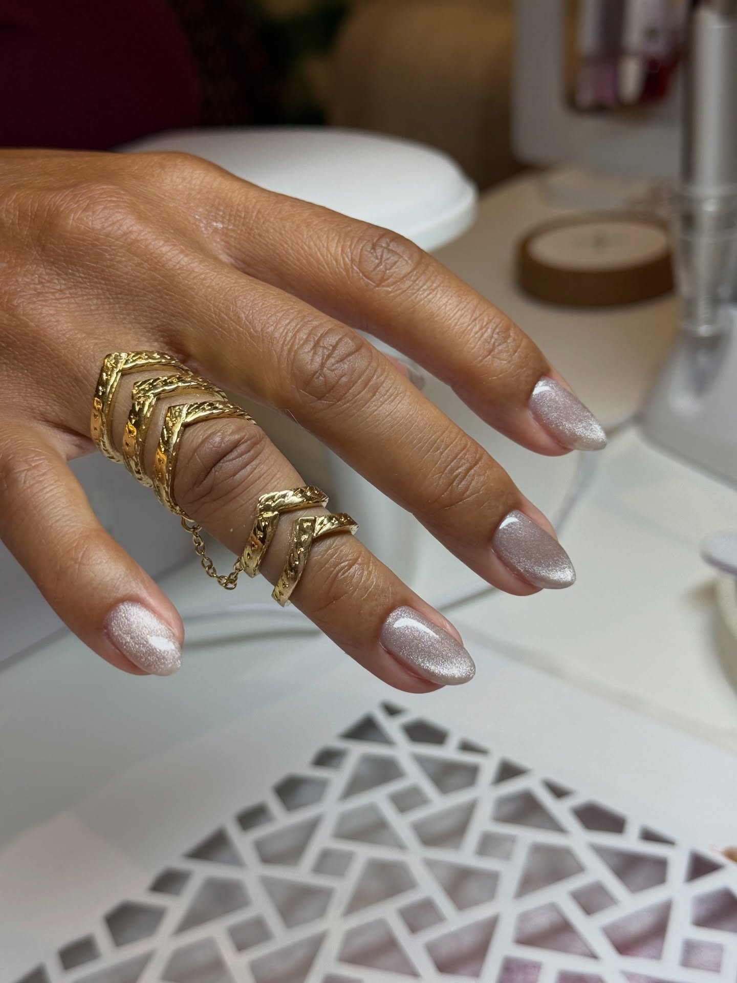 Cat eye tellement demandé pendant cette période✨
#manucurerusse #маникюрпариж #парижманикюр #onglesparis #париж #рaris #парижногти #ногтипариж #manucurerusseparis #русскийманикюрпариж #vernissemipermanent #parisongles #parismanucure #manucure #manucureparis #vernissemipermanentparis #semipermanentparis #russianmanucure #onglesparfaits #hailybiebernails
#perfectnails #christmasnails