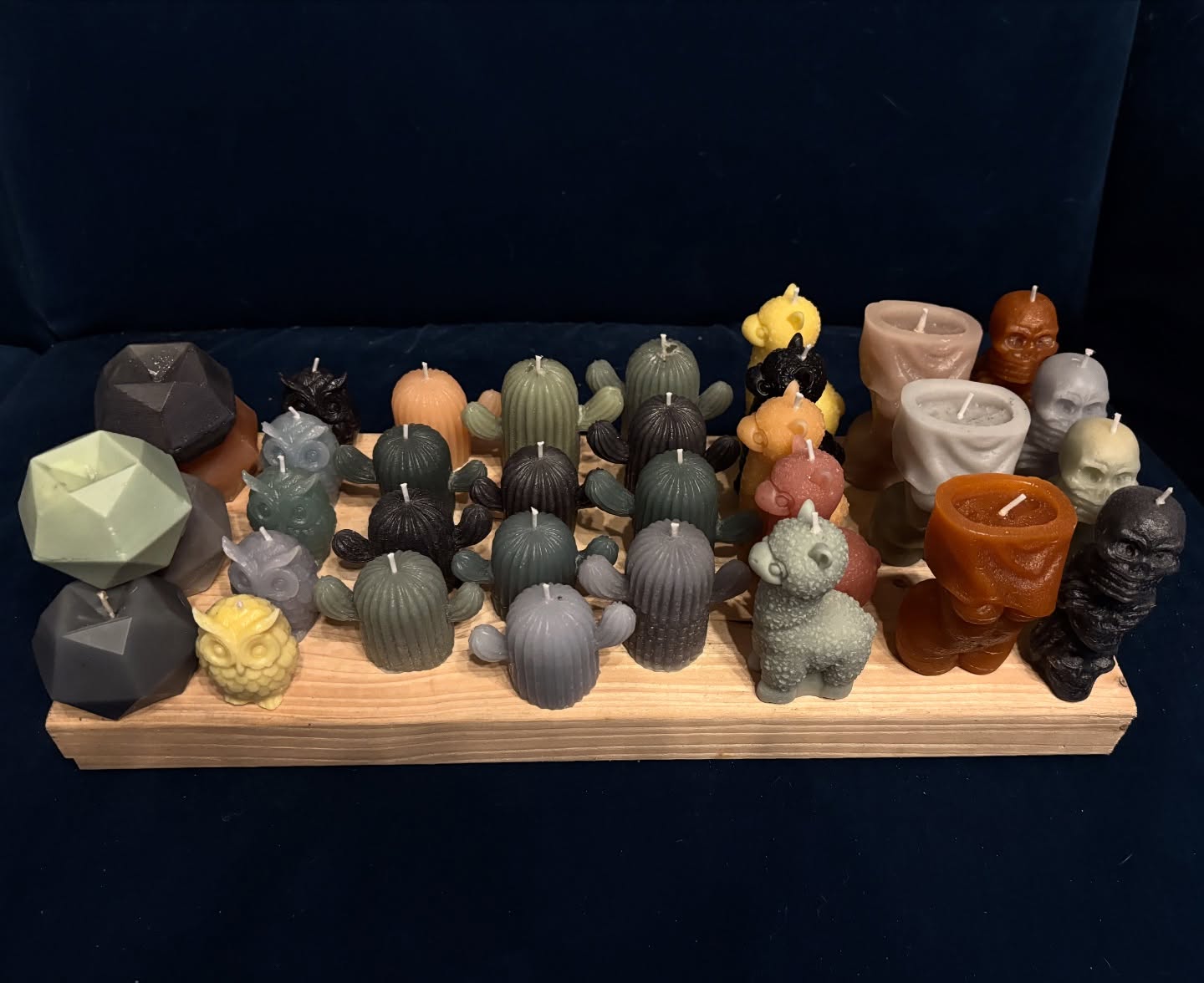 ✨Nieuw✨ Kaarsen 🕯️
Deze zijn allemaal uniek en gemaakt van hergebruikt kaarsvet. Dus niet alleen super leuk, maar ook nog eens duurzaam.
Nog niet op de website te vinden, maarrrrr wel aankomende zondag op @kerstdorpuitgeest ! 🎄
Op=op dus wees er snel bij! 🎁
Of stuur mij een berichtje als je ze echt niet wilt missen! ;)
Prijzen variëren van €3,95 tot €7,95
#kerstmarkt #famkesgifts #kaarsjes #handmade #duurzaam #nieuw #wenskaarten #uniek #cadeau