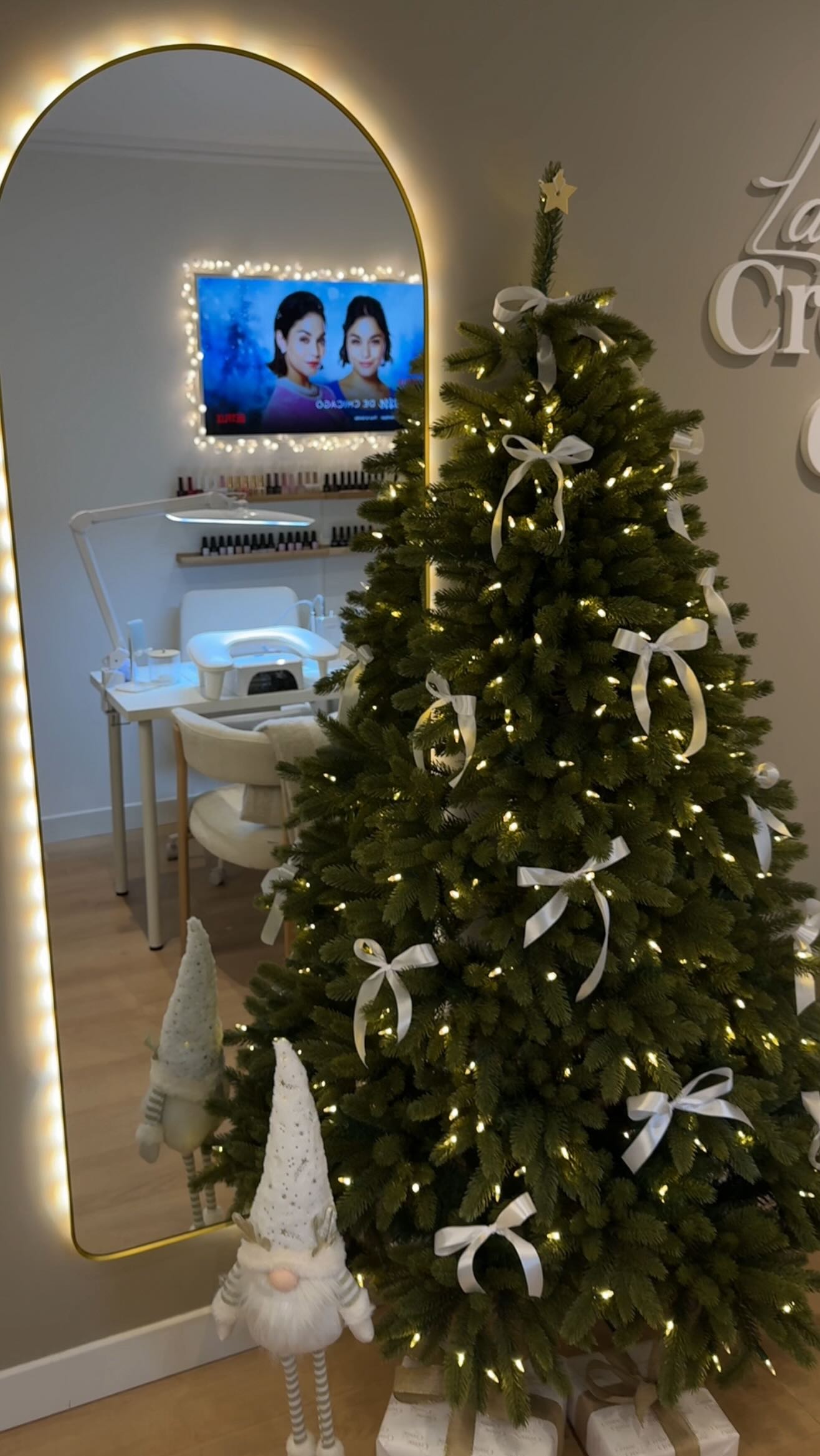 First Christmas in @lacremedelacreme_paris ✨🎄
#manucurerusse #manucureparis #onglesparis #manucurerusseparis #маникюрпариж #lacremedelacremeparis #onglesparfaits #parisbeauty #русскийманикюрпариж #russianmanicure #Christmasnails #manucuredenoel