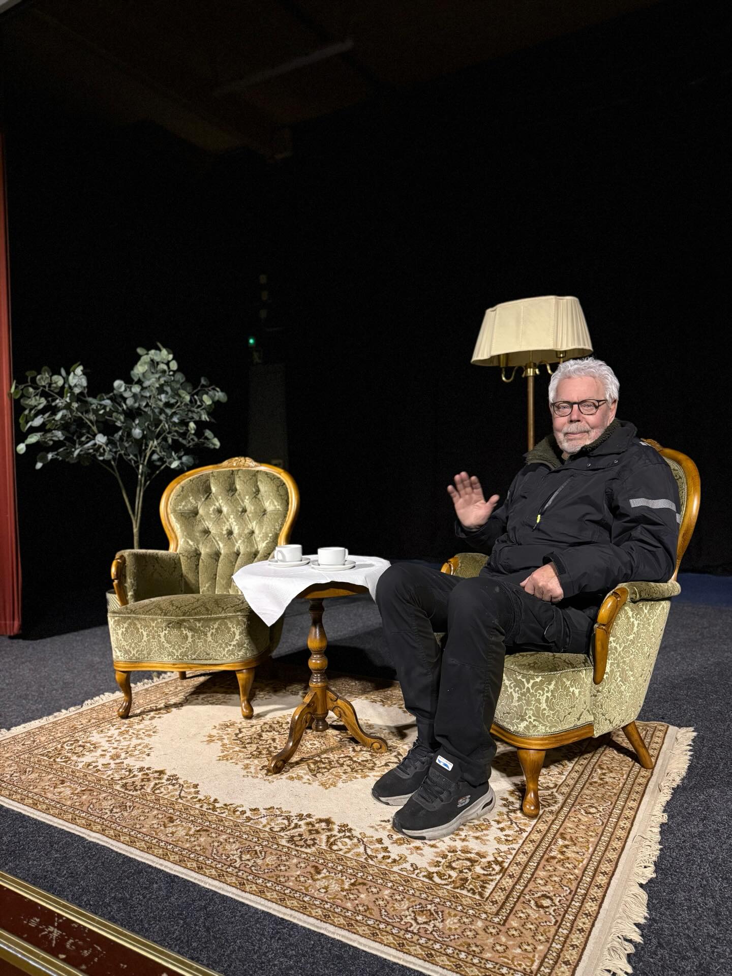 Göte värmer upp fåtöljerna från Café Kronan inför morgondagens kaffekalas! ⭐️
Imorgon välkomnar vi Thomas Petersson, Jessica Persson & all publik 🫶🏼
#granadalönsboda #folketspark #lönsboda #kaffekalas