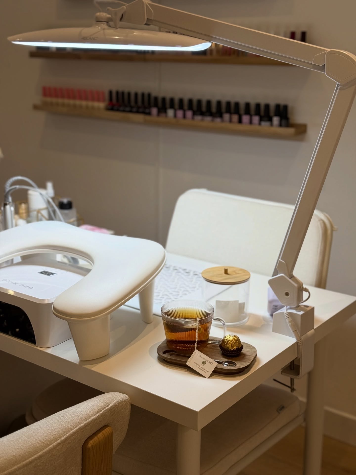 L’ambiance de novembre dans le studio beauté parisien @lacremedelacreme_paris ☕️💅