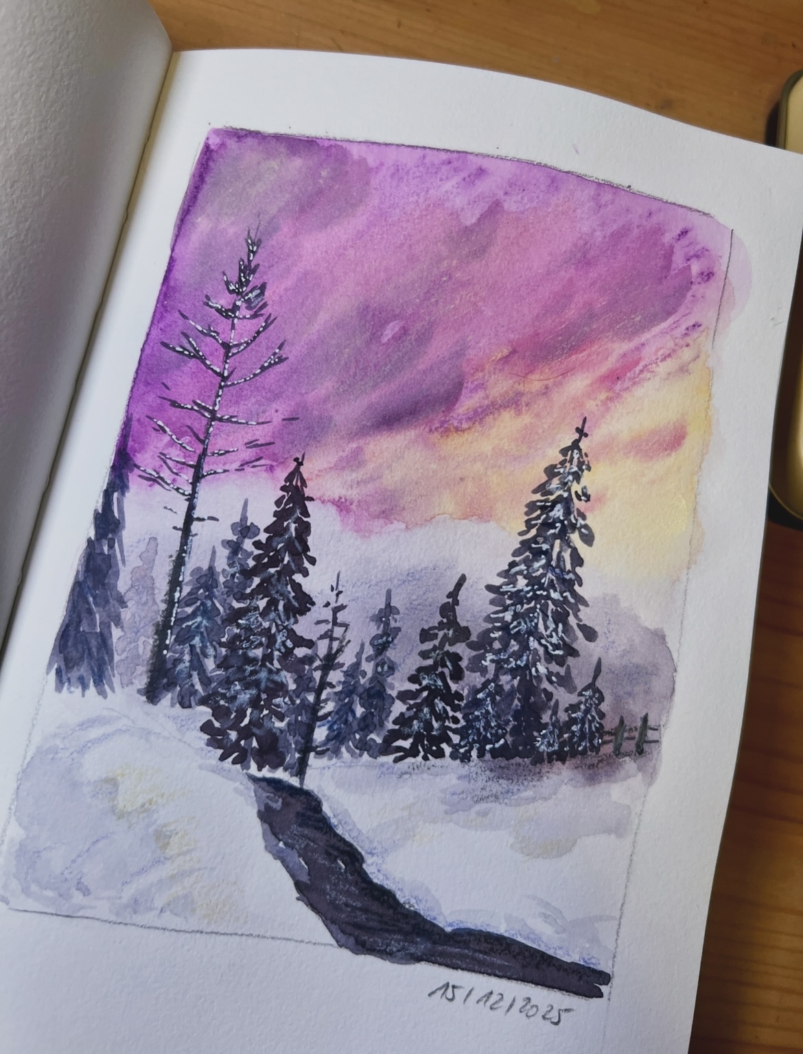 Entspannte Mixed Media Spielerei
In unserem Kreativplausch gestern entstand spontan dieses Bild basierend auf einem unserer Referenzbilder im Dezember.
Der Himmel ist erst mit Neocolor II gemalt und dann mit Wasser verblendet. Danach kam Aquarell zum Einsatz, sowie Buntstifte und Softpastelle 🥰
Mir gefällt der lockere, unperfekte Look sehr gut, auch wenn ich es mir nicht oft „erlaube“ so zu malen… Ganz oft steht einfach ein Ergebnis im Vordergrund. Umso mehr hat es mir hier Spass gemacht, mit euch spontan drauf los zu malen ohne zu wissen wie es wird ☺️
Ganz lieben Dank für die schöne Stunde! 🫶
.
.
#aquarell #mixedmedia #sketchbookdrawing Kreativplausch create together watercolor Aquarellfarben Buntstift Livestream Winter schnee landschaft Illustration