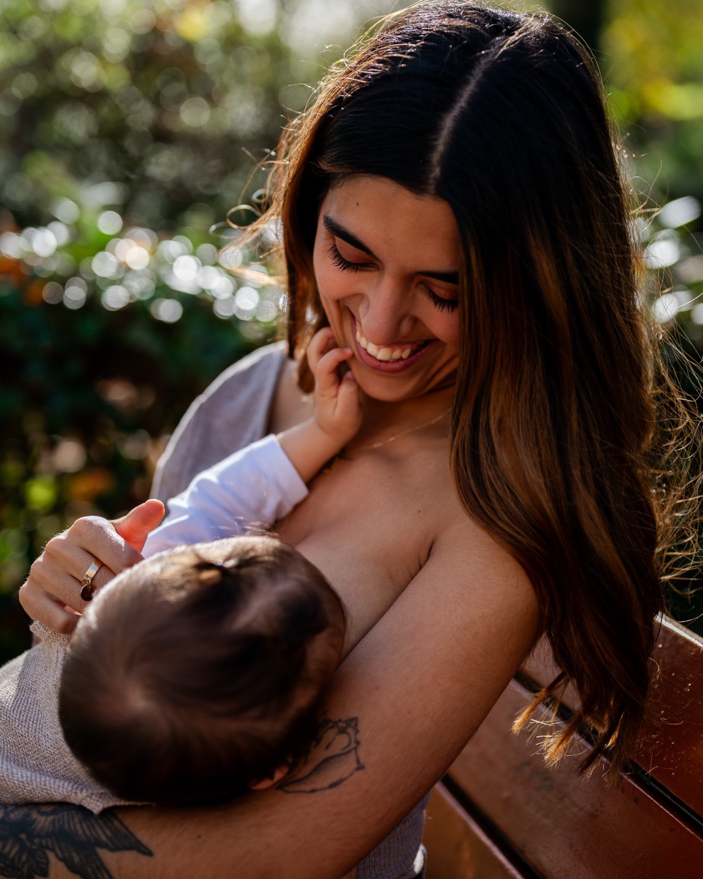 🍂Un jour, ces moments deviendront des souvenirs …
L’allaitement,
les petites mains contre la peau,
les rires dans les feuilles,
les bras qui enveloppent, les épaules comme refuge.
Rien n’est pressé. Rien n’est figé.
Juste la douceur d’être ensemble, ici et maintenant.
Photographier ces moments, c’est préserver ce qui passe trop vite. C’est vous offrir des souvenirs vrais,
pleins de chaleur, de lien et d’émotion.
Cette séance représente beaucoup pour moi. Elle reflète l’évolution de mon regard, une manière plus naturelle et qualitative de raconter vos histoires 🥹
Si ces images vous parlent, peut-être est-ce le moment de garder, vous aussi, une trace de votre présent.
📸 N’hésitez pas à m’écrire en message privé si vous souhaitez en savoir plus 🤍
Merci infiniment aux parents de me laisser partager ces clichés 🫶🏻
.
.
.
#shootingfamille
#shootingfamilletoulouse
#familletoulouse