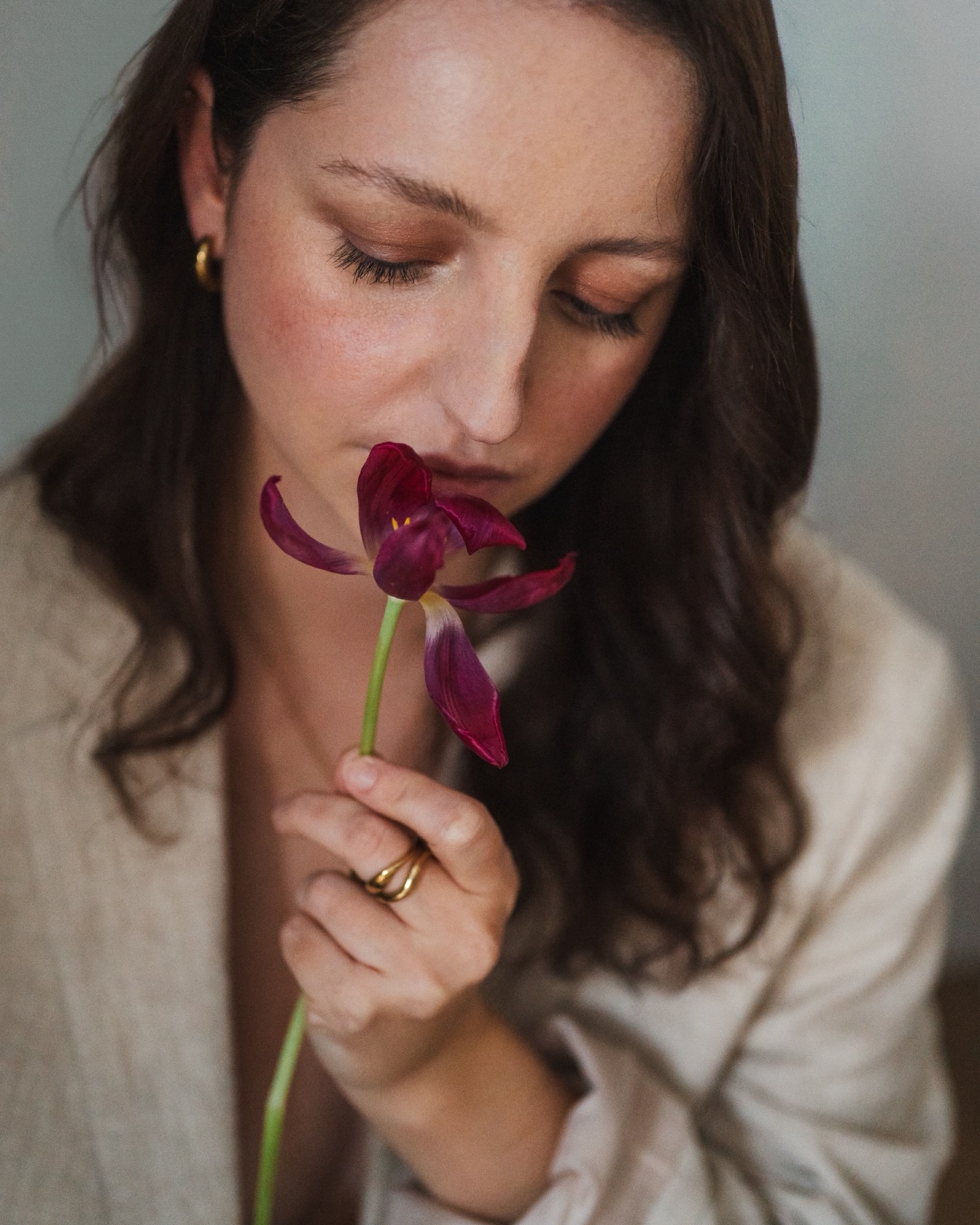 Bonsoir Insta 🌸
Il paraît qu’ici, il faut se montrer un peu (voire beaucoup), ce que je ne fais pas encore assez.
Alors j’ai décidé de le faire à ma manière et donc avec mon art à moi 📸.
Pour celles et ceux qui ne me connaissent pas encore, je m’appelle Justine et dans un mois, j’ai 31 ans (déjà ?!). J’ai été infirmière pendant 7 ans et il y a tout juste un an, je me suis reconvertie dans la photographie professionnelle. 🌻
Si tu arrives sur mon feed, alors tu pourras y voir des clichés que je partage avec sincérité. Je suis une personne hypersensible ; mes émotions et mon empathie sont donc des atouts pour créer du beau. Je m’inspire de tout ce qui m’entoure, la nature, les fleurs, les saisons, mais surtout de VOUS. ✨
J’aspire à capturer vos instants de vie les plus précieux : une nouvelle vie que vous accueillez, une que vous attendez, une famille qui s’agrandit au fur et à mesure, des projets chers à vos cœurs 🫶🏻
Et tout cela, avec un univers le plus naturel possible, tout en gardant une teinte chaleureuse. 🍂
J’espère vous rendre autant de bonheur et de souvenirs que la photographie et que ces moments partagés avec vous m’en apportent également.
À très bientôt pour vos prochaines séances,
Votre photographe,
Justine 🌙
.
.
.
#autoportrait
#phototoulouse
#nikon